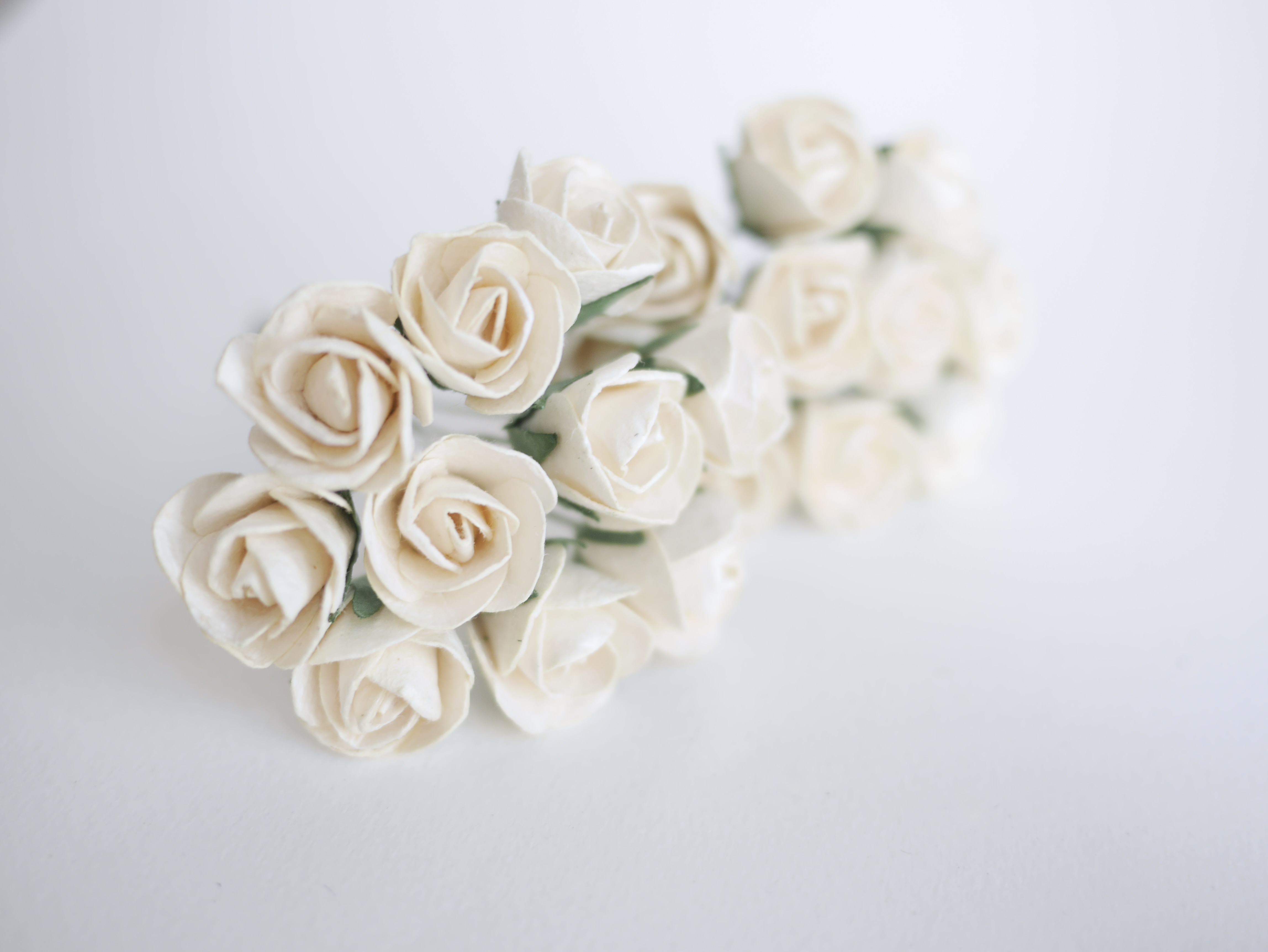 ดอกไม้กระดาษสา ดอกไม้กระดาษสา จตุจักร งานประดิษฐ์ ดอกไม้ทำข้อมือเพื่อนเจ้าสาว แต่งงาน, ดอกกุหลาบตูม 50 ดอก สีครีมอ่อน ขนาด 1.8x2.0 cm. paper flowers, budding roses flower 1.8 x2.0 cm. 50 pieces. pale ivory color