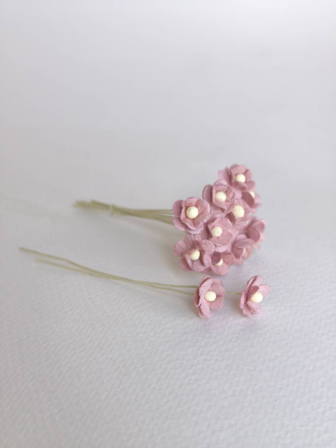 ดอกไม้กระดาษสา ดอกไม้กระดาษสาราคาส่ง ดอกไม้กระดาษสำหรับตกแต่ง งานแต่งงาน หรือติดของชำร่วย ดอก creeping lady 100 ดอก ขนาด 0.8 cm. สีชมพูตุ่น Small Paper Flower with stem, 100 pcs., size 0.8 cm., creeping flowers 2 layers, pink dusty color