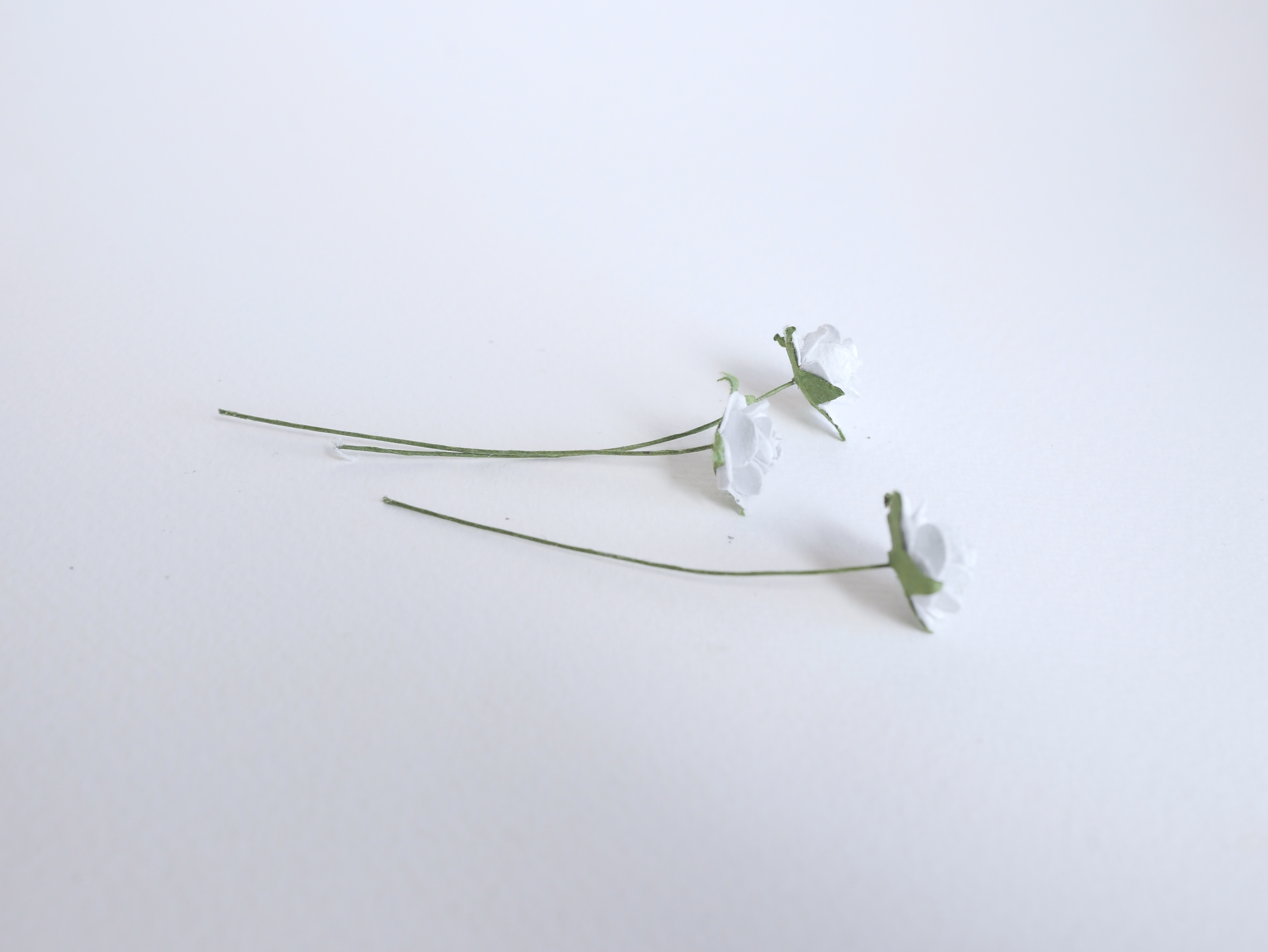 ดอกไม้กุหลาบกระดาษ ดอกไม้กระดาษสา, ดอกกุหลาบจิ๋ว, ดอกไม้กระดาษสาขายส่ง สีเทาอ่อนผสมฟ้าอ่อน ขนาด 1.5 cm. จำนวน 100 ดอก Paper Flowers size 1.5 cm., mini roses pale gray color, 100 pcs.