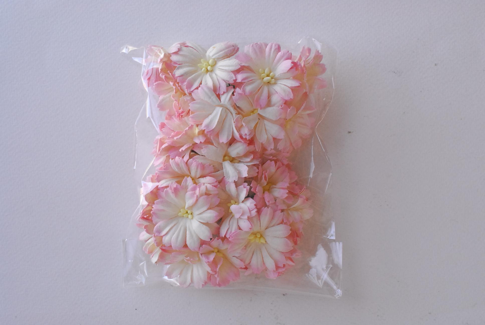 ดอกไม้กระดาษสา ดอกไม้ประดิษฐ์จากกระดาษสา ดอกเดซี่ ดอกไม้กระดาษสาขายส่ง ดอกไม้ประดิษฐ์ ดอกไม้ทำข้อมือเพื่อนเจ้าสาว ดอก daisy ขนาด 3.5 cm. จำนวน 25 ดอก สีชมพูอ่อนปัดขาว Paper Flower, 25 Daisy Flowers, pale blue color, size 4.5 cm., soft pink brush white col
