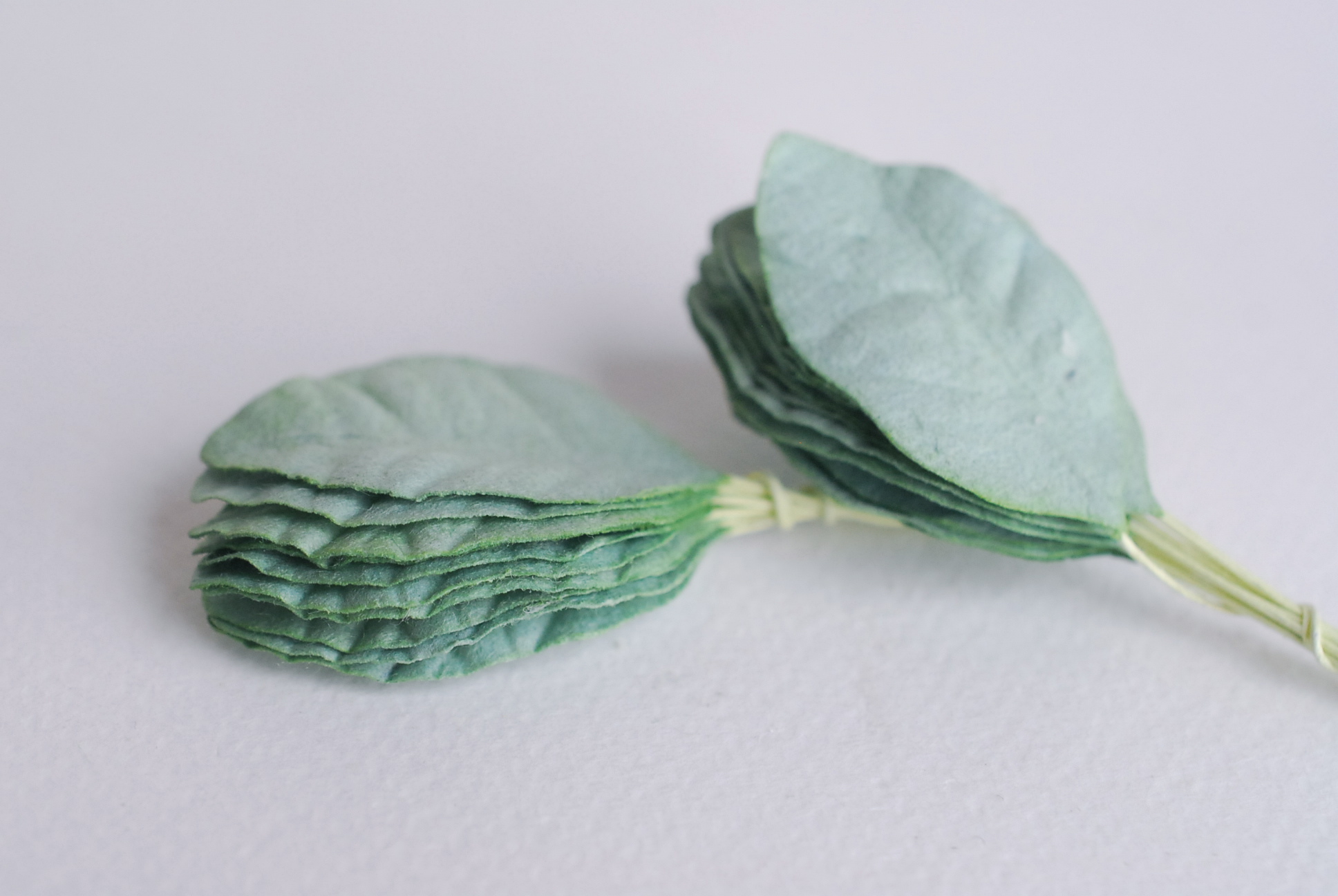 ใบไม้กระดาษ ใบไม้กระดาษสา ราคาส่ง,ใบไม่้กุหลาบกระดาษ สำหรับดอกมะลิกระดาษสา ใบไม้ประดิษฐ์ สำหรับตกแต่ง หรืองานแต่งงาน สีเขียว ขนาด 3.5x2.5 cm. จำนวน 50 ใบ