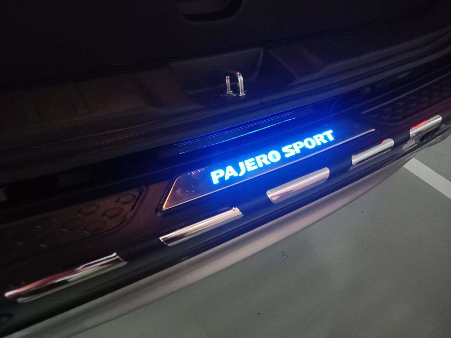 PAJERO กันรอยท้ายแบบมีไฟ พร้อมติดตั้ง