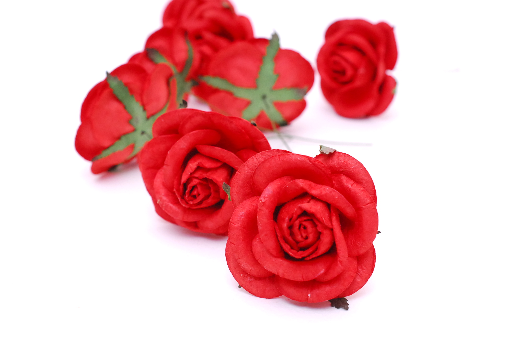 ดอกไม้กระดาษ ดอกไม้กระดาษสา ดอกกุหลาบกระดาษสา ราคาส่ง ดอกุหลาบสีแดง ขนาด4.5 cm. จำนวน 20 ดอก Paper flower, DIY wedding supplies:20 Pieces mulberry rose, 4.00 cm. red color.