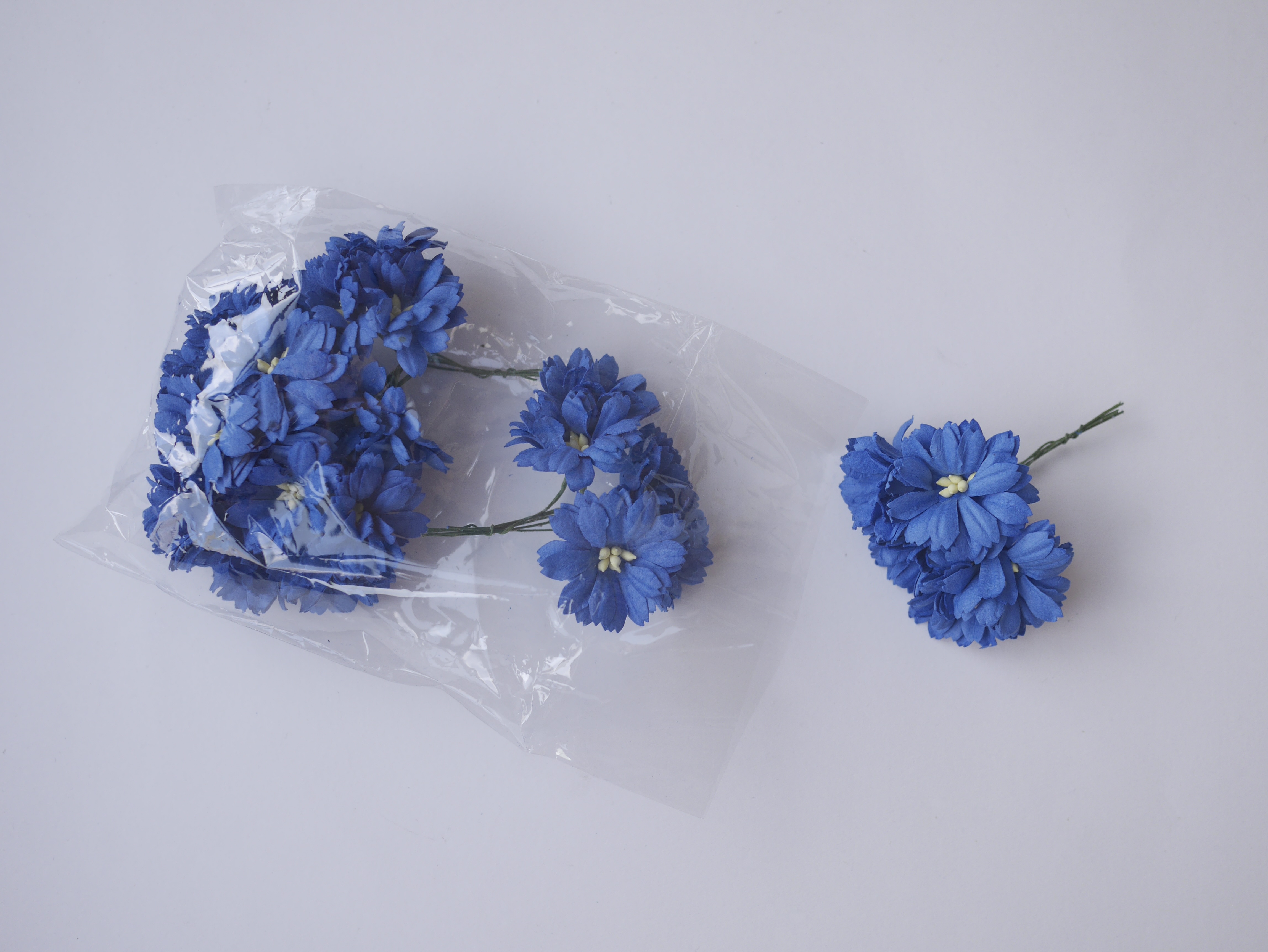 ดอกไม้กระดาษสา ดอกไม้ประดิษฐ์จากกระดาษสา ดอกเดซี่ ดอกไม้กระดาษสาขายส่ง ดอกไม้ประดิษฐ์ ดอกไม้ทำข้อมือเพื่อนเจ้าสาว ดอก daisy ขนาด 3.5 cm. จำนวน 25 ดอก สีน้ำเงินกรมท่า Paper Flower, 25 Daisy Flowers, ivory color, size 4.5 cm., royal blue pollen.