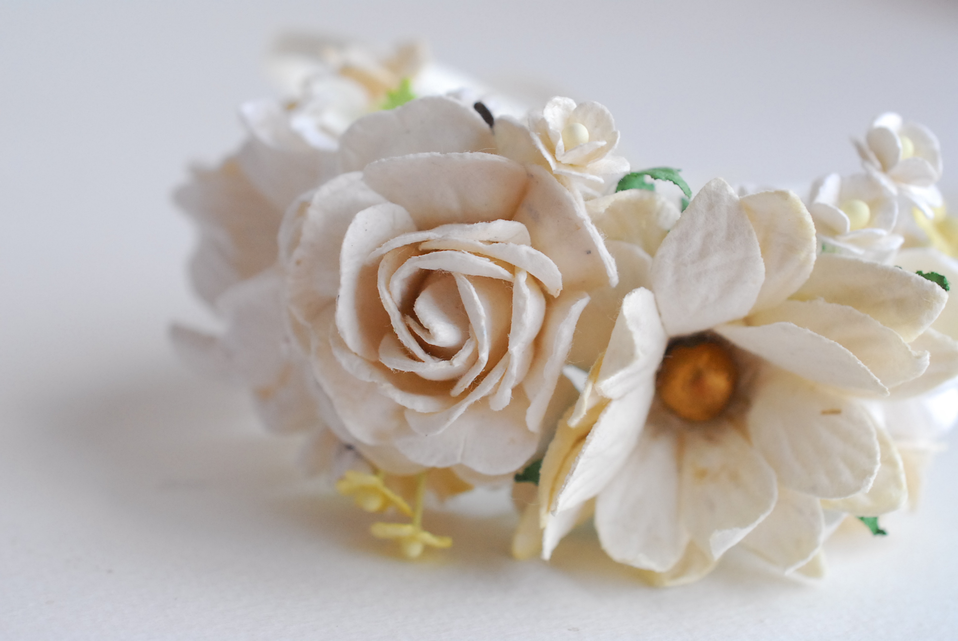 อมือเพื่อนเจ้าสาว งานแต่งงาน งานประดิษฐ์ DIY สีขาว ดอกdaisy เกสรสีทอง ดอกกุหลาบกระดาษสา และดอกไม้กระดาษสาขนาดเล็ก DIY Handmade corsages 1 ชิ้น