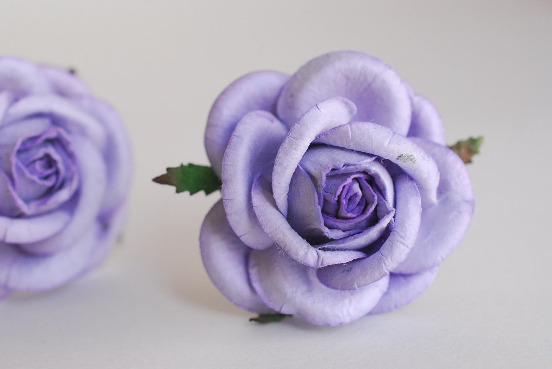 ดอกไม้กระดาษสาราคาส่ง, ดอกกุหลาบกระดาษสา ดอกไม้ประดิษฐ์ ตกแต่งงานแต่งงาน ขนา่ด 4.5 cm., สำหรับของชำร่วย, งานแต่งงาน, ดอกไม้ทำข้อมือเจ้าสาว สีม่วงอ่อนตุ่น Paper flower,20 Pieces mulberry rose, 4.5 cm. periwinkle color.