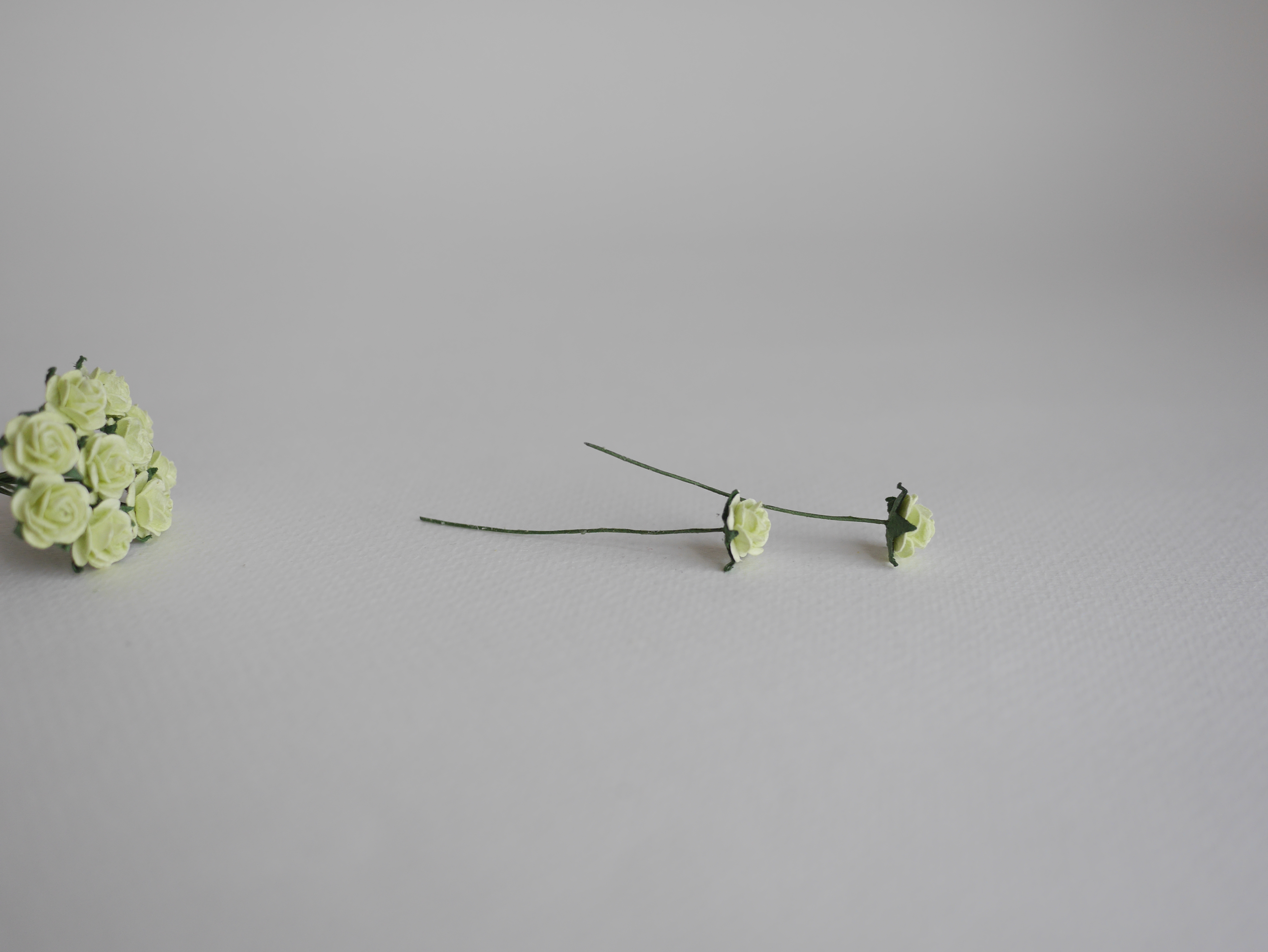 ดอกไม้กระดาษสาสำหรับตกแต่ง ของชำร่วย ดอกกุหลาบกระดาษสา ดอกไม้จิ๋ว สีเขียวอ่อน fresh green ขนาด 0.8 cm. จำนวน 100 ดอก/1 ถุง