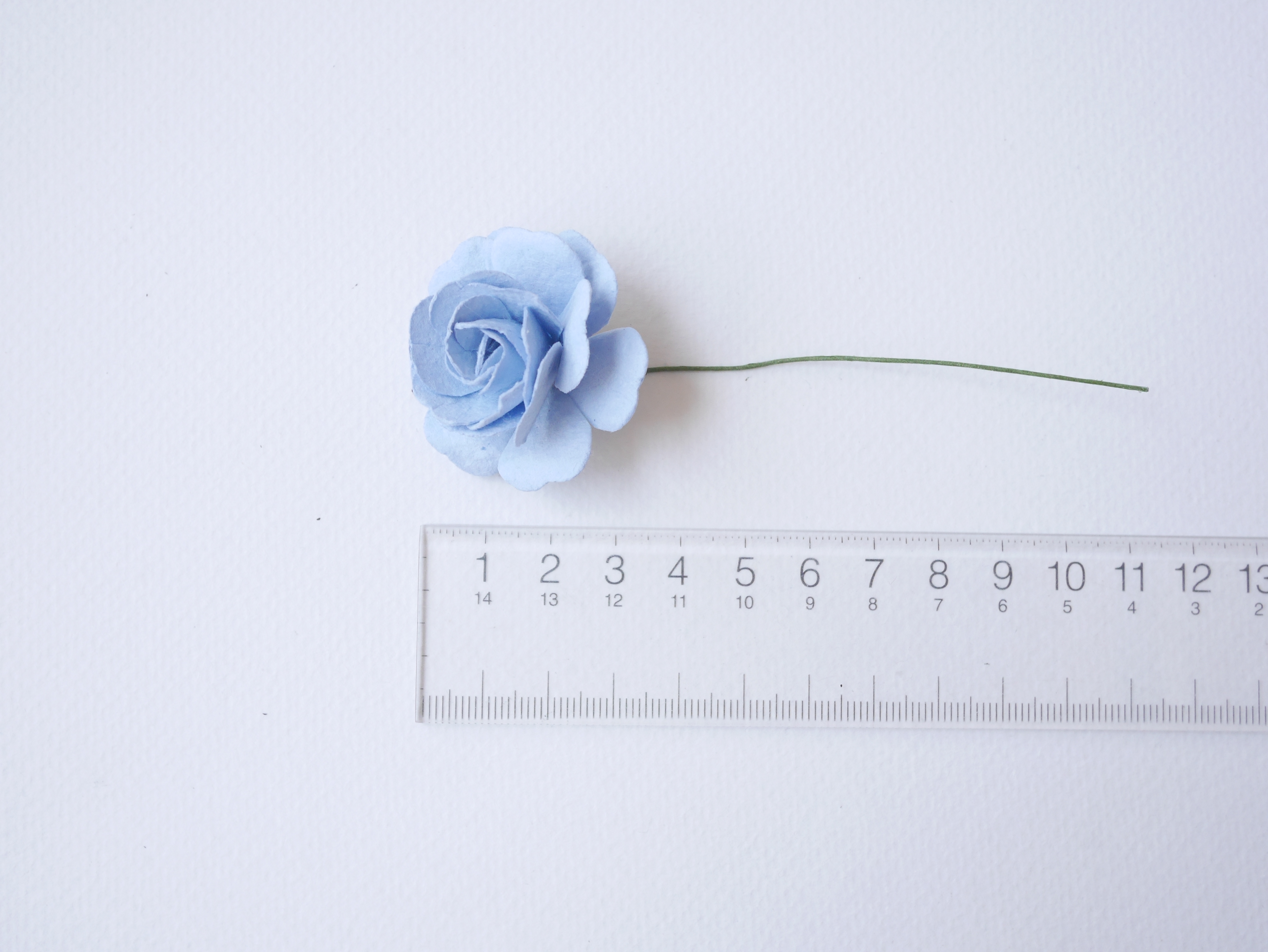 ดอกไม้กระดาษสา ราคาส่ง, ดอกกุหลาบกระดาษสา ดอกไม้ประดิษฐ์ สำหรับตกแต่ง หรืองานแต่งงาน สีฟ้าตุ่นขนาด 3.5 cm. กลีบไม่อัดลาย จำนวน 25 ดอก Paper flowers, handmade flowers, small roses paper size 3.5 cm. 25 pieces, pale blue color.