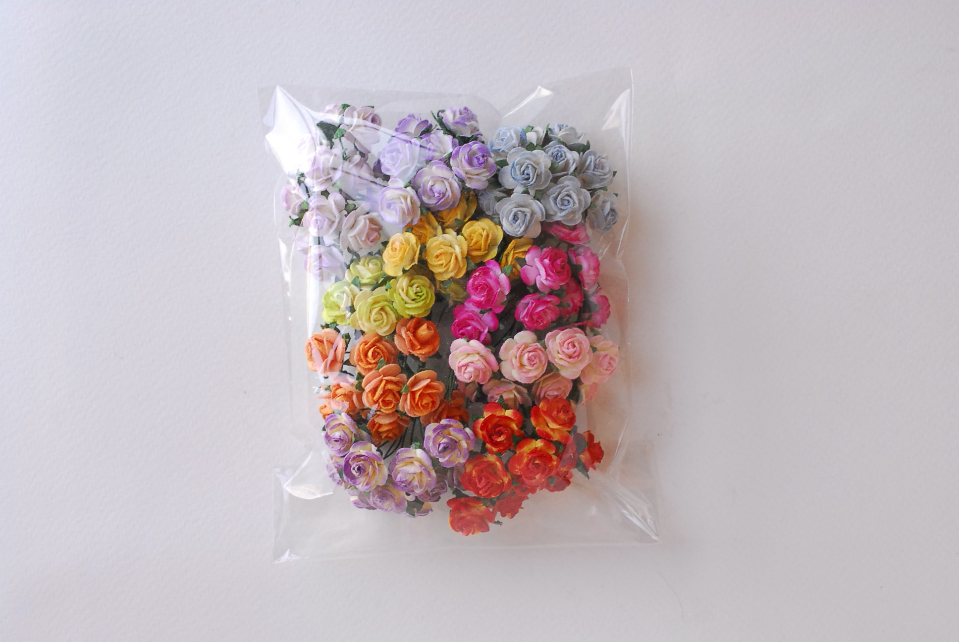 ดอกไม้กุหลาบกระดาษ, ดอกกุหลาบกระดาษสา ดอกกุหลาบจิ๋ว ดอกกุหลาบกระดาษสา สำหรับประดับ ตกแต่งของชำร่วย, งานแต่งงาน สีMIXED แดงปัดเหลือง ส้มทูโทน เขียวปัด เหลืองปัด ฟ้าตุ่นปัด ม่วงปัดขาว ม่วงปัดครีม ม่วงอ่อนปัดขาว และ ชมพูปัดครีม ขนาด 1.5 cm. จำนวน 100 ดอก