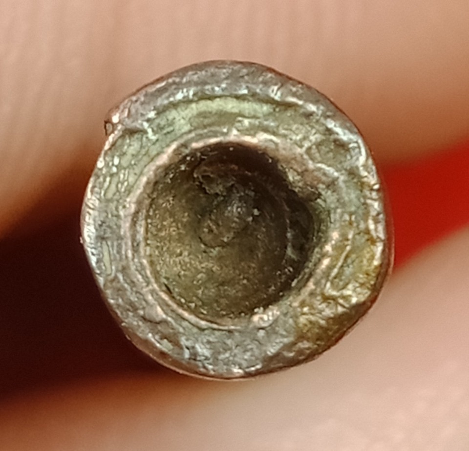 ตะกรุดน้ำหล่อโบราณ (โปร่งฟ้า) เนื้อ : นวฤทธิ์