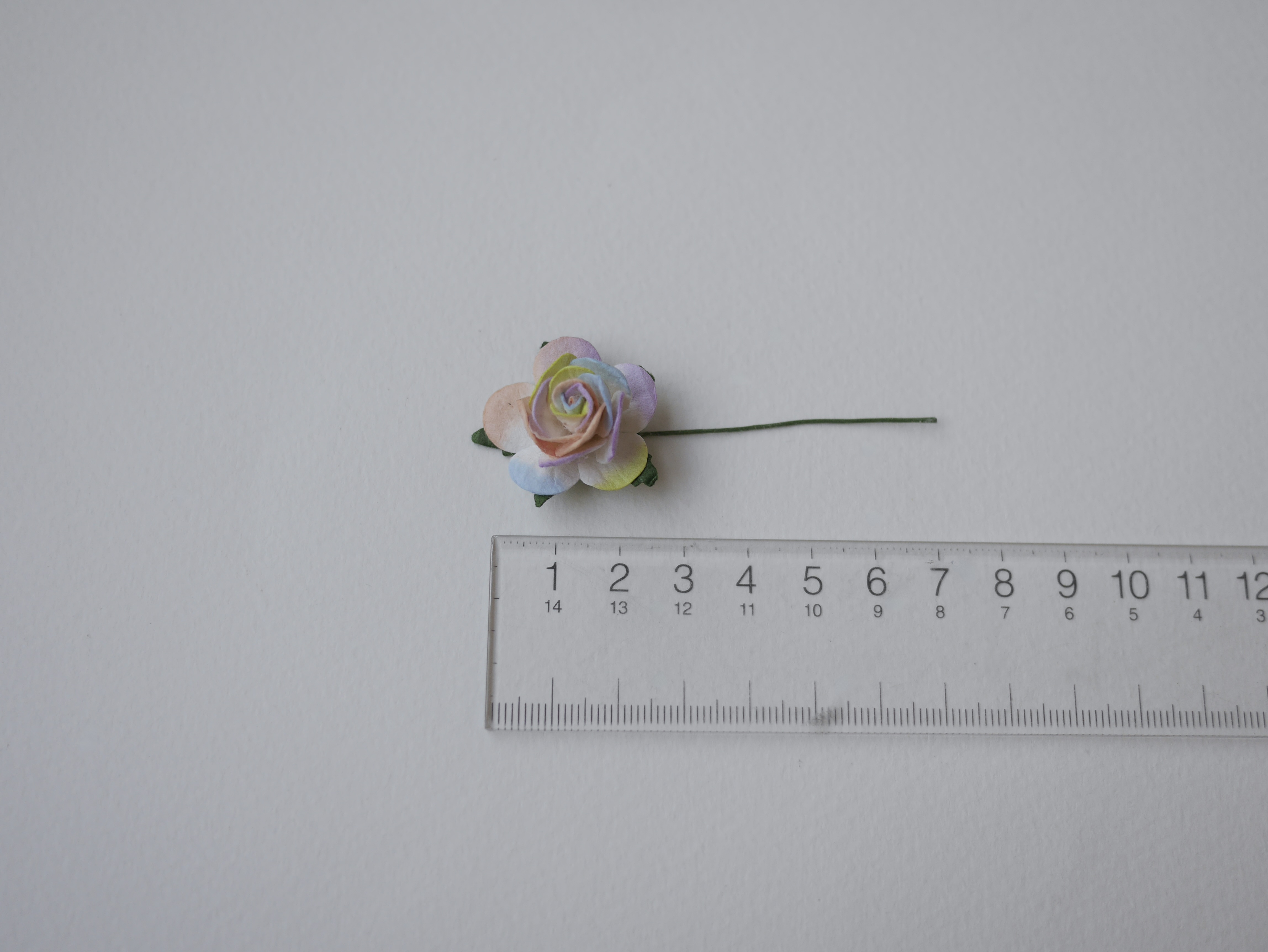 ดอกไม้กระดาษ ดอกไม้กระดาษสา ราคาส่ง,ดอกไม้กุหลาบกระดาษ ดอกกุหลาบกระดาษสา ดอกไม้ประดิษฐ์ สำหรับตกแต่ง หรืองานแต่งงาน สี rainbow ขนาด 2.5 cm. จำนวน 50 ดอก