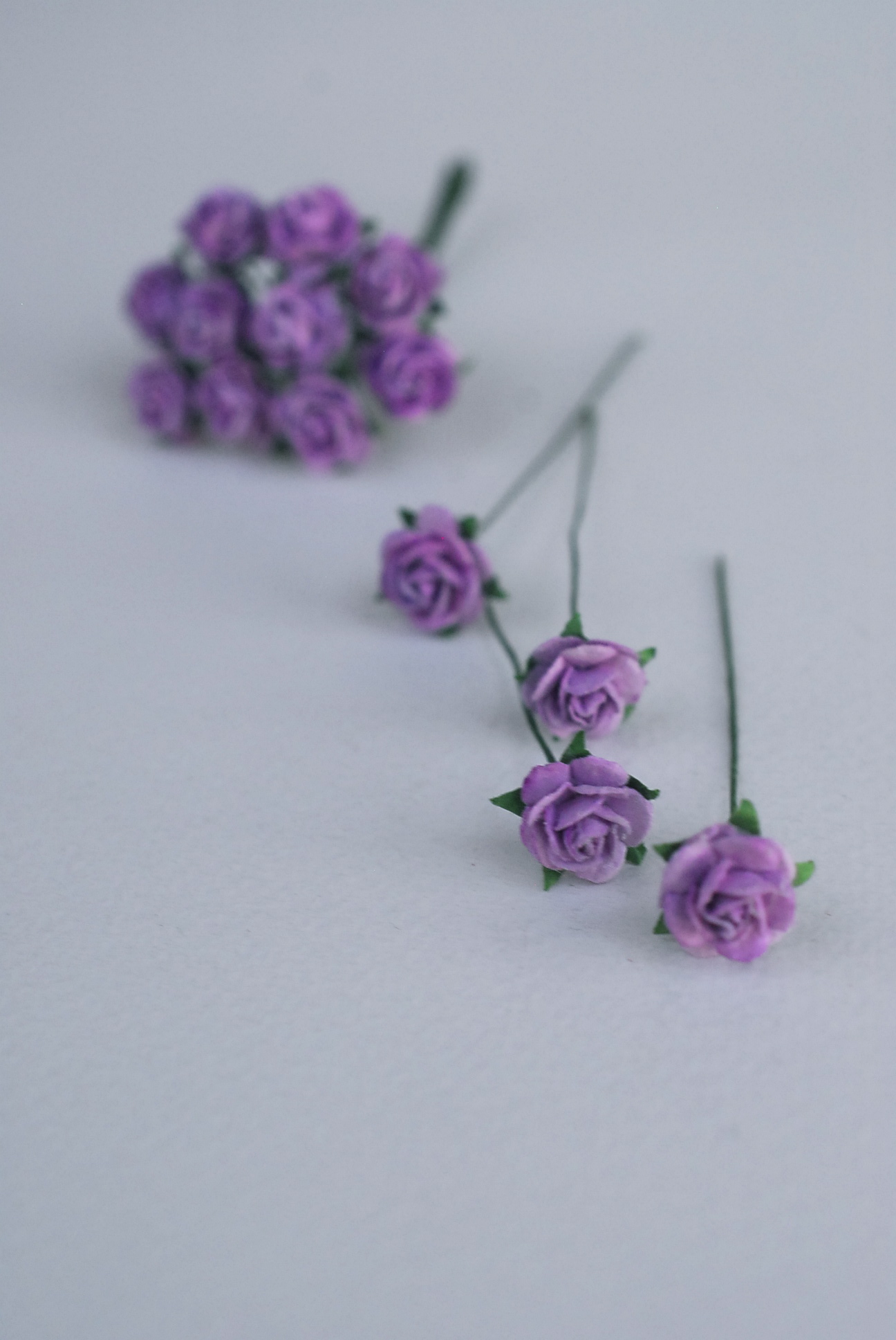 ดอกไม้กระดาษสาสำหรับตกแต่ง ของชำร่วย ดอกกุหลาบ ดอกกุหลาบสีแดง กระดาษสา สีม่วงขนาด 1 cm. จำนวน 100 ดอก/1 ถุง