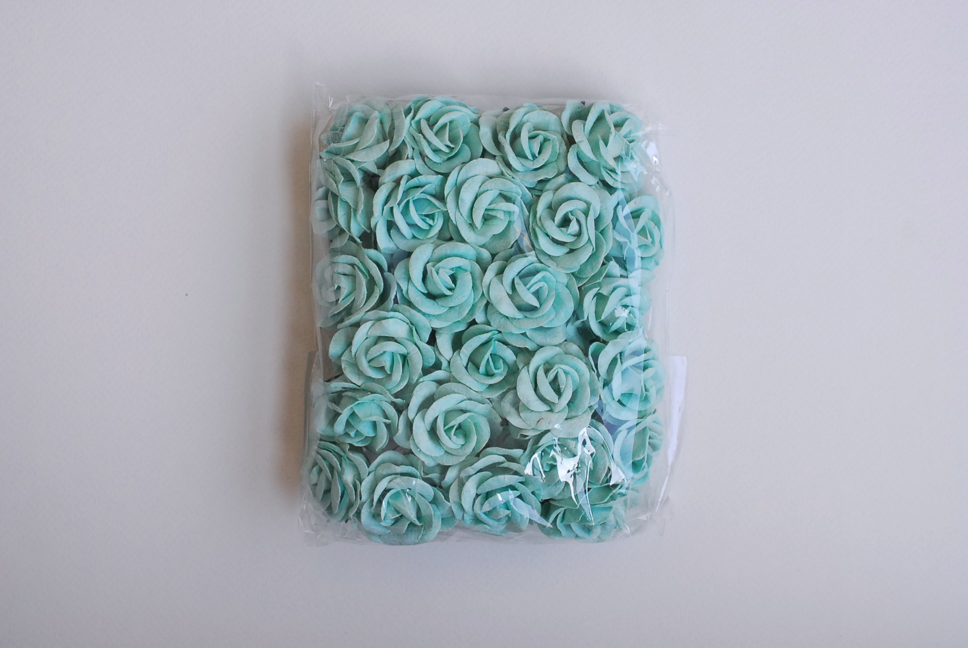 ดอกไม้กระดาษสา ดอกกุหลาบกระดาษสา ดอกไม้กุหลาบ กลีบโค้ง ดอกไม้ประดิษฐ์ สำหรับตกแต่ง หรืองานแต่งงาน สีมิ้นท์ ขนาด 3.5 cm. จำนวน 25 ดอก Paper flowers, handmade flowers, small roses paper size 3.5 cm. 25 pieces, mint color.