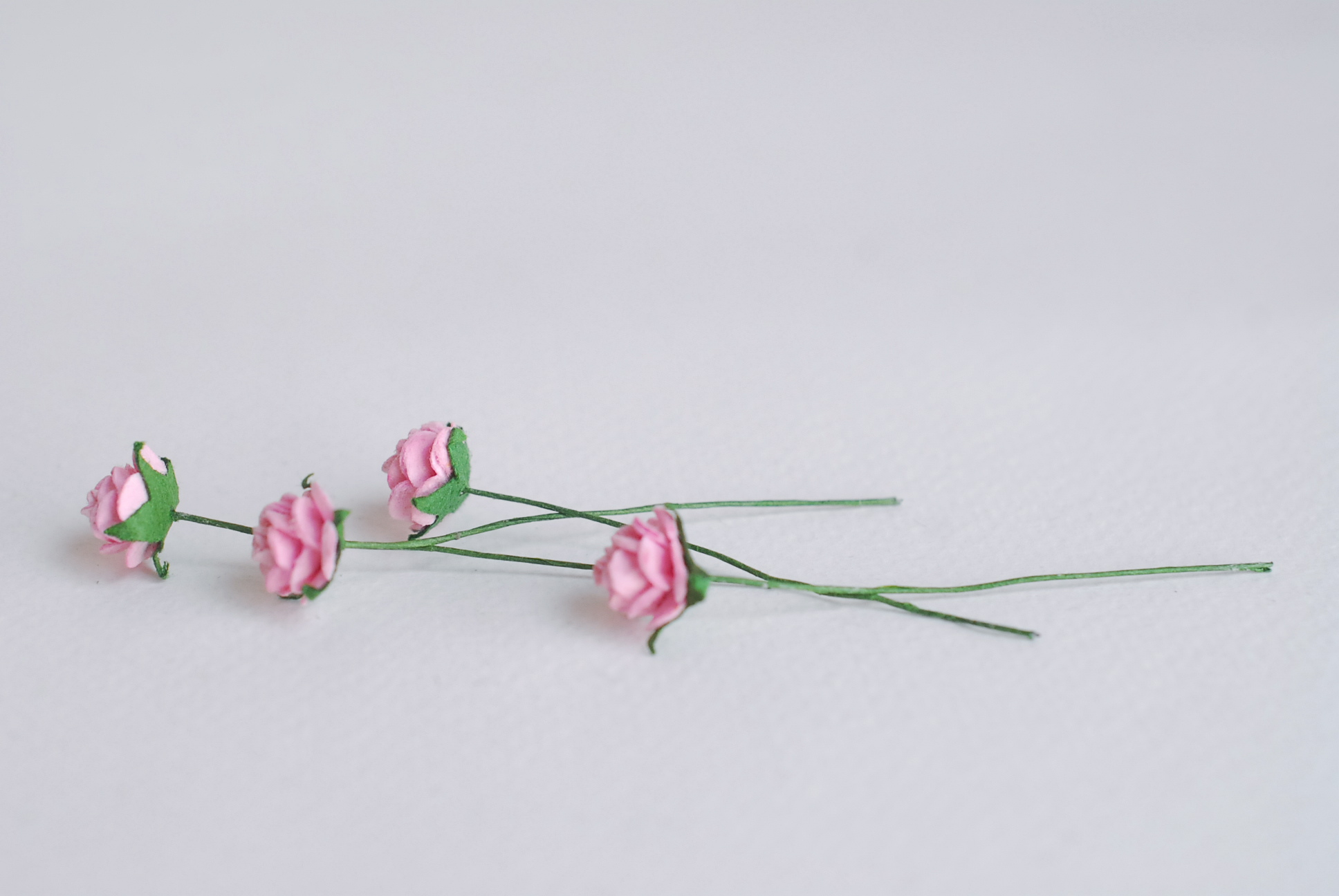 ดอกไม้กระดาษสาสำหรับตกแต่ง ของชำร่วย ดอกกุหลาบ กระดาษสา สีชมพู ขนาด 1 cm. จำนวน 100 ดอก/1 ถุง