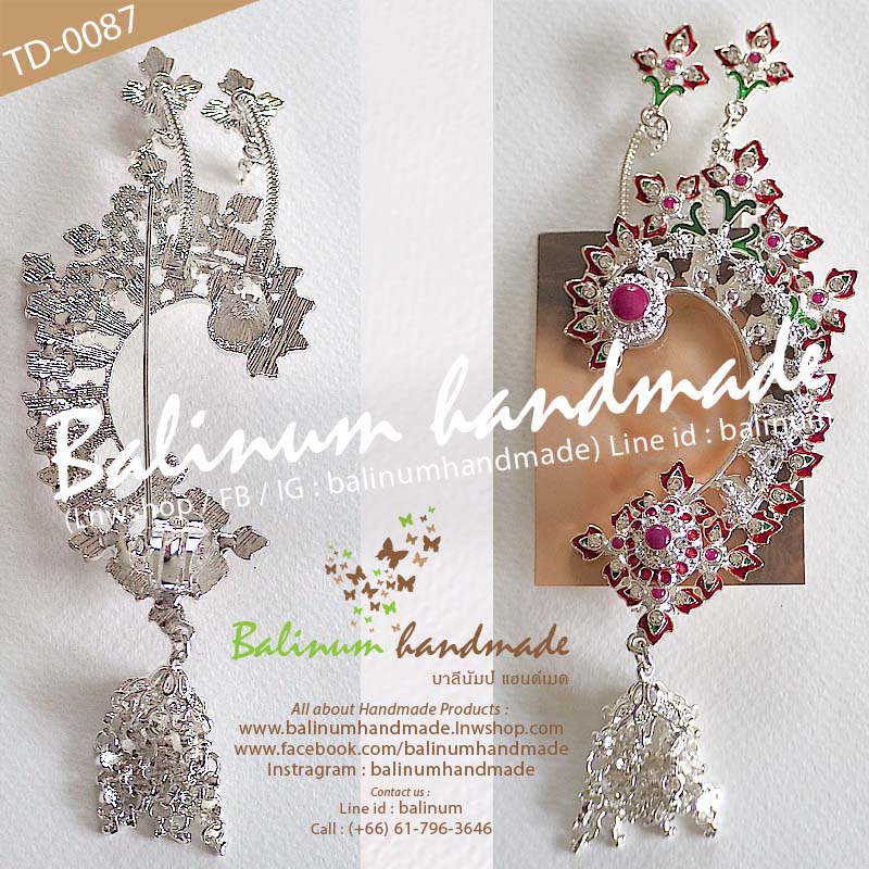 เครื่องประดับหู (จรหู, จอนหู) เป็นต่างหูหนีบสีเงิน ด้านหลังเป็นก้านยาว สามารถเกี่ยวเสียบหูได้ ประดับเพชร (สีขาว-แดง) สะท้อนเล่นไฟระยิบระยับ งานลงยาแฮนด์เมด (สีเขียว-แดง) ดูหรูหราและสวยงามมากค่ะ เงิน (Silver)