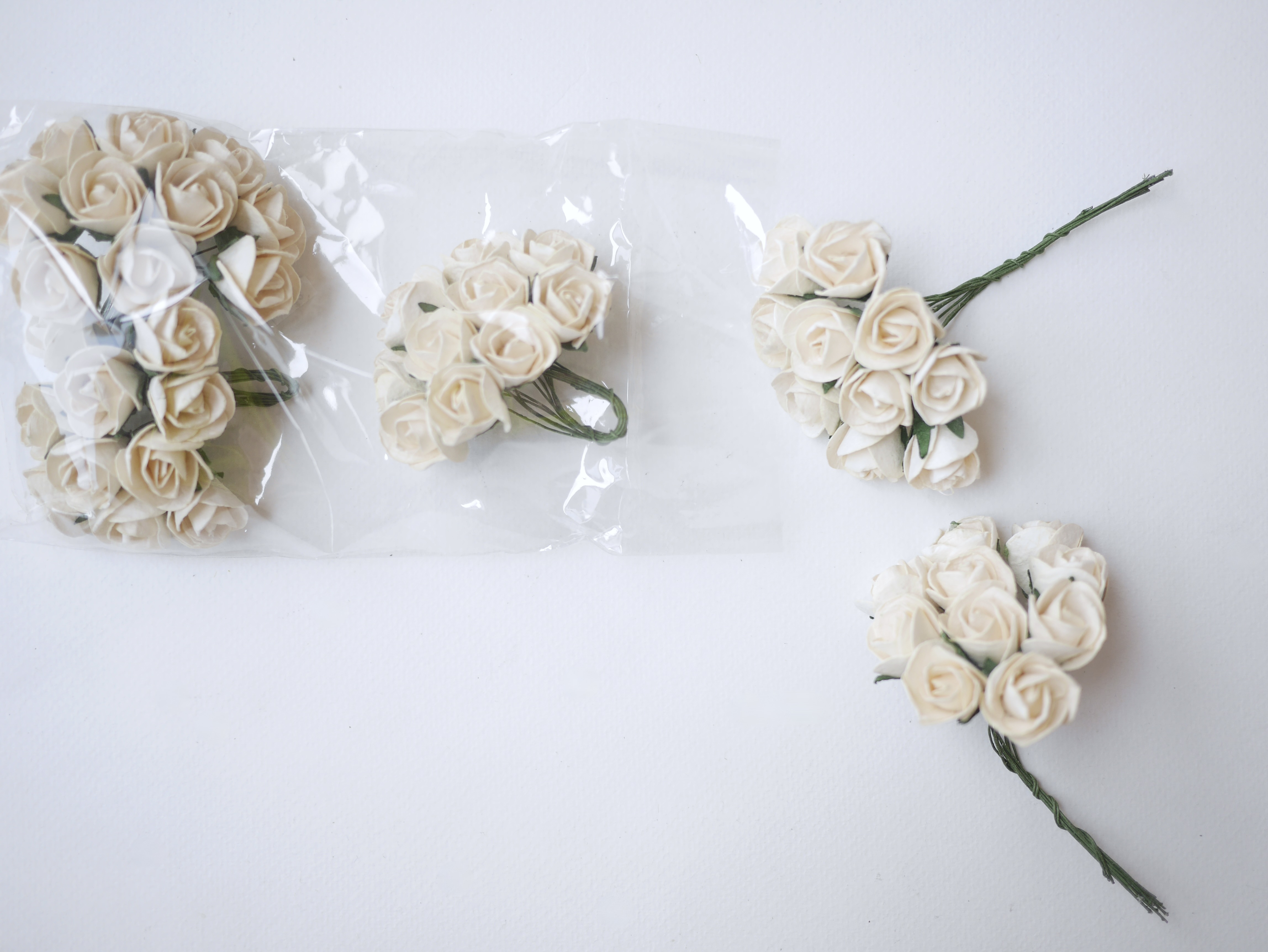 ดอกไม้กระดาษสา ดอกไม้กระดาษสา จตุจักร งานประดิษฐ์ ดอกไม้ทำข้อมือเพื่อนเจ้าสาว แต่งงาน, ดอกกุหลาบตูม 50 ดอก สีครีมอ่อน ขนาด 1.8x2.0 cm. paper flowers, budding roses flower 1.8 x2.0 cm. 50 pieces. pale ivory color