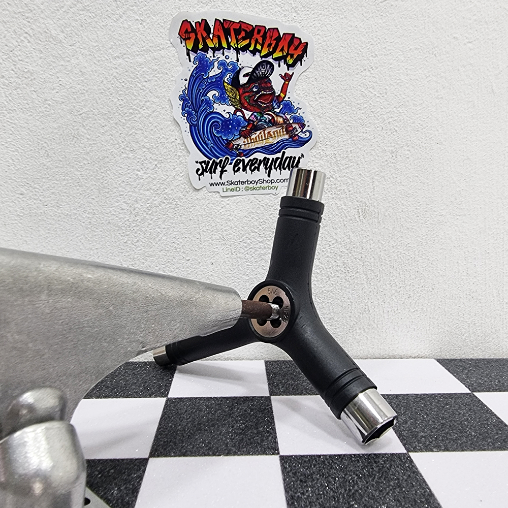 [0320] Skate tool มีที่ต๊าปเกลียวทรัคในตัว ขัดสนิมเกลียว ทำให้เกลียวคม