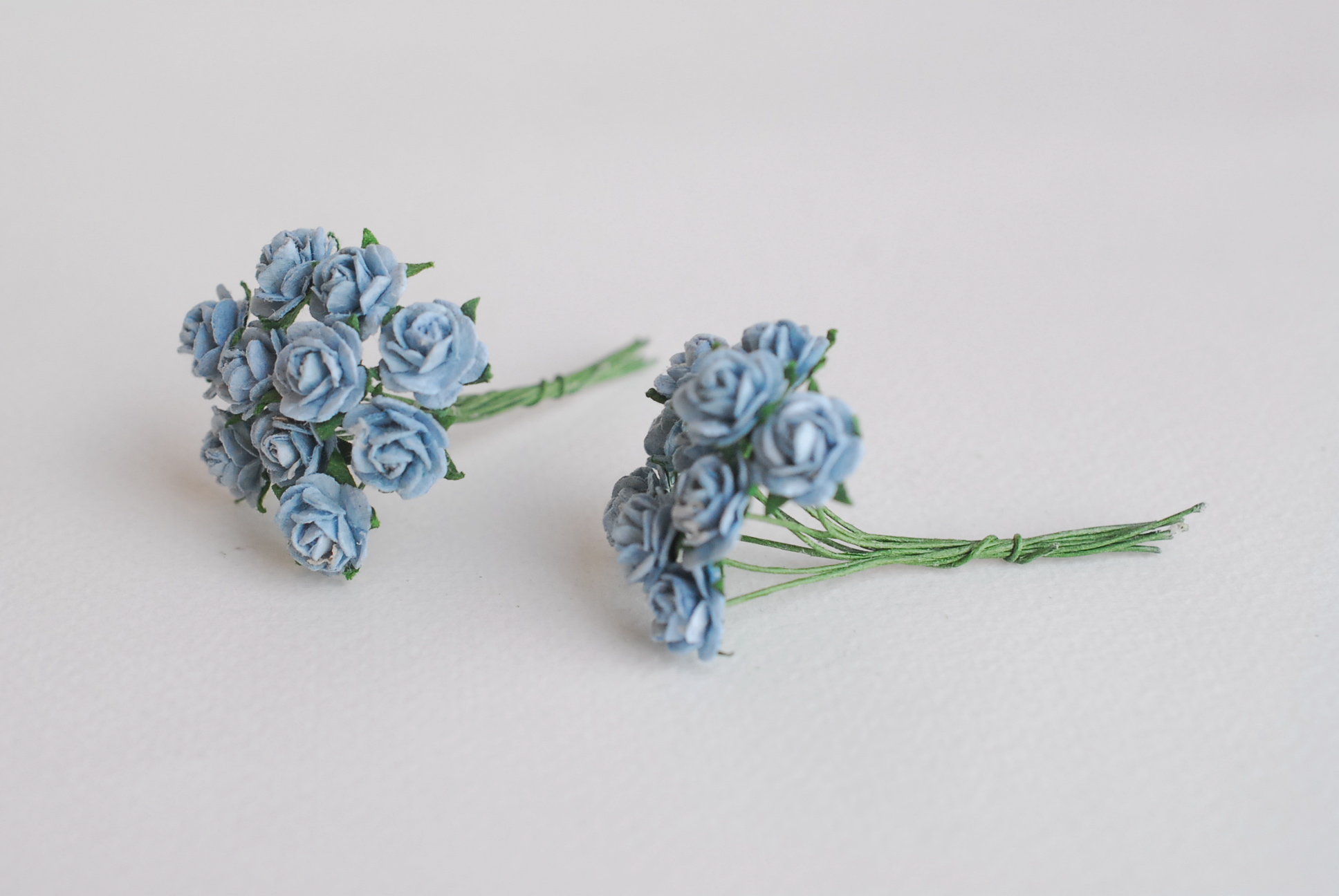 ดอกไม้กระดาษสาสำหรับตกแต่ง ของชำร่วย ดอกกุหลาบ กระดาษสา สีฟ้าตุ่น ขนาด 1 cm. จำนวน 100 ดอก/1 ถุง