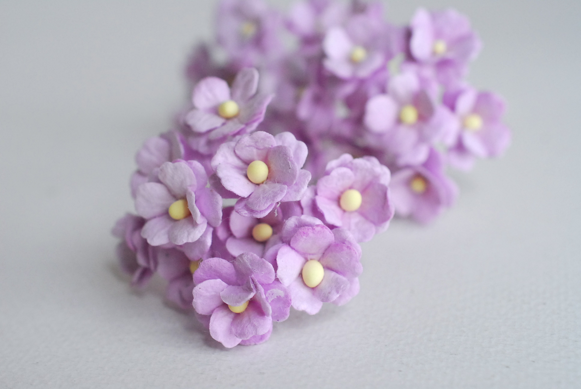 ดอกไม้กระดาษสา ราคาส่ง, ดอกไฮเดรนเยียกระดาษสา ดอกไม้ประดิษฐ์ ตกแต่งงานแต่งงาน ประดิษฐ์ข้อมือเพื่อนเจ้าสาว ขนา่ด 1.5 cm., สำหรับของชำร่วย, งานแต่งงาน, ดอกไม้ทำข้อมือเจ้าสาว สีม่วงอ่อน จำนวน 100 ดอก Paper flower,100 Pieces mulberry hydenyia, pale purple col