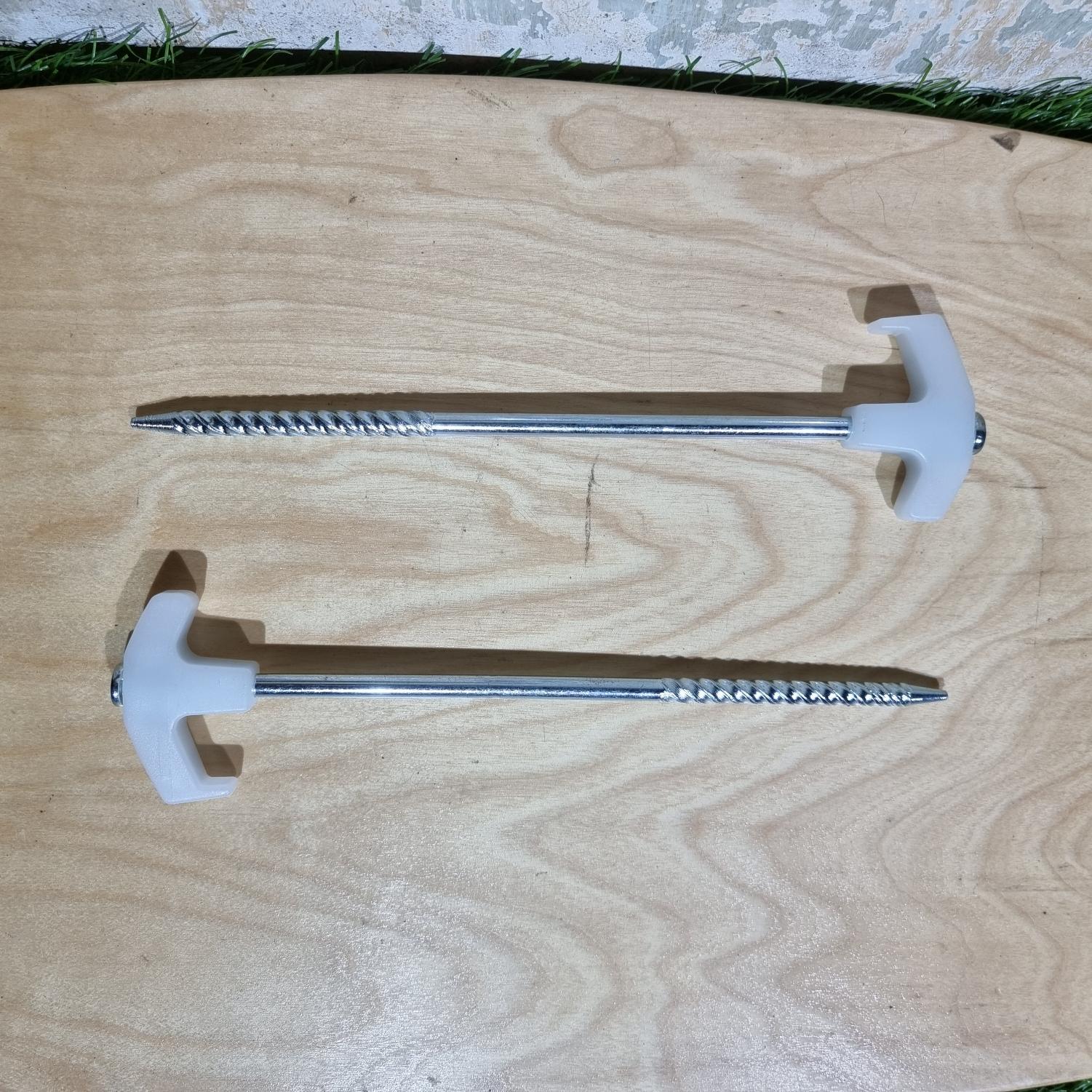 [1200] ตะปู สมอบก ยึดพื้นดิน เหล็กหนา มีเกลียวช้วยยึด หัวเรืองแสง กันสะดุด 25cm