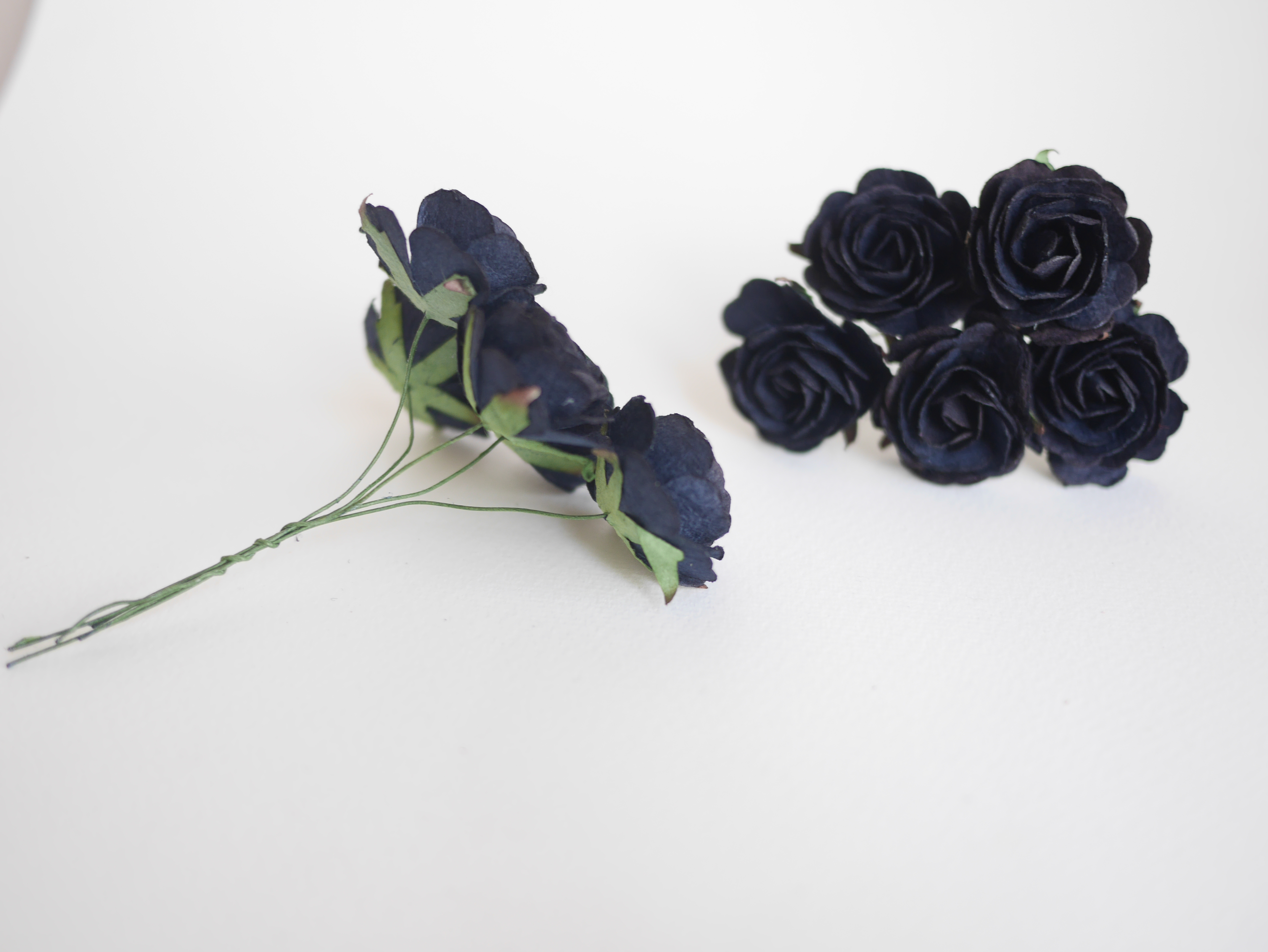 ดอกไม้กระดาษสา ราคาส่ง, ดอกกุหลาบกระดาษสา ดอกไม้ประดิษฐ์ สำหรับตกแต่ง แทนดอกไม้จันทน์ สีดำ ขนาด 3.5 cm. จำนวน 25 ดอก Paper flowers, handmade flowers, small roses paper size 3.5 cm. 25 pieces, black color.