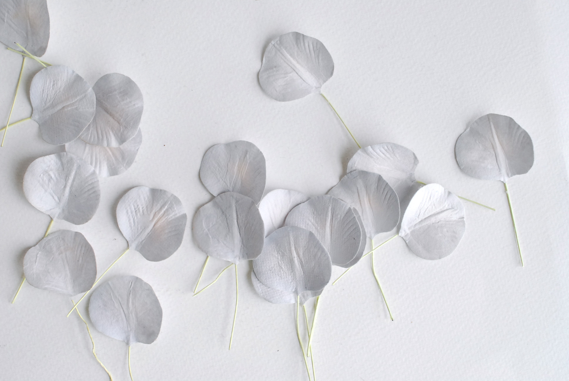 ใบไม้กระดาษ orbicular leaves ใบไม้กระดาษสา ราคาส่ง,ใบไม่้กลม กระดาษ สำหรับงานประดิษฐ์ ใบไม้ประดิษฐ์ สำหรับตกแต่ง หรืองานแต่งงาน สีเทา ขนาด 3x3 cm. จำนวน 50 ใบ