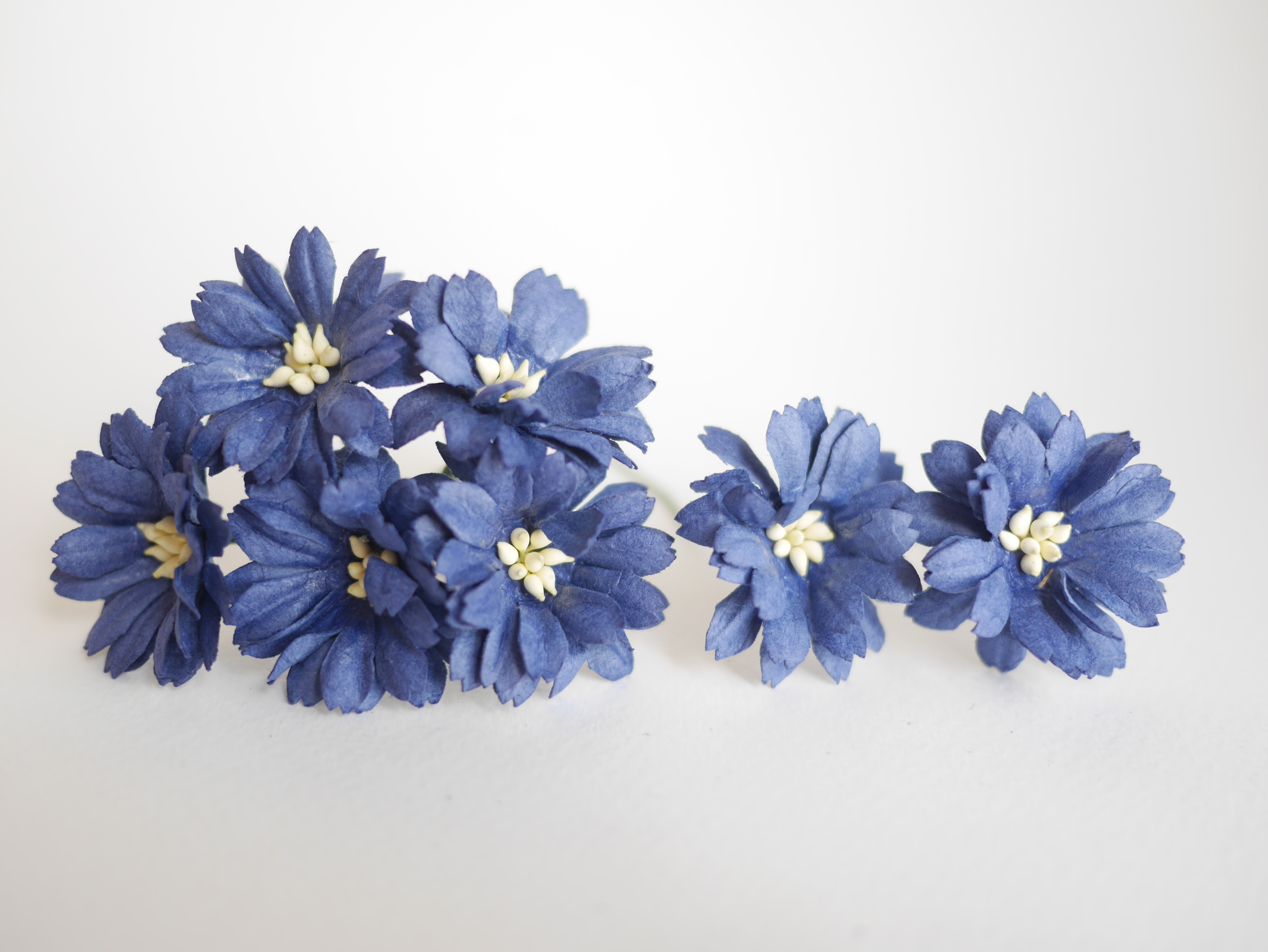 ดอกไม้กระดาษสา ดอกไม้ประดิษฐ์จากกระดาษสา ดอกเดซี่ ดอกไม้กระดาษสาขายส่ง ดอกไม้ประดิษฐ์ ดอกไม้ทำข้อมือเพื่อนเจ้าสาว ดอก daisy ขนาด 3.5 cm. จำนวน 25 ดอก สีน้ำเงินกรมท่า Paper Flower, 25 Daisy Flowers, ivory color, size 4.5 cm., passion blue pollen.