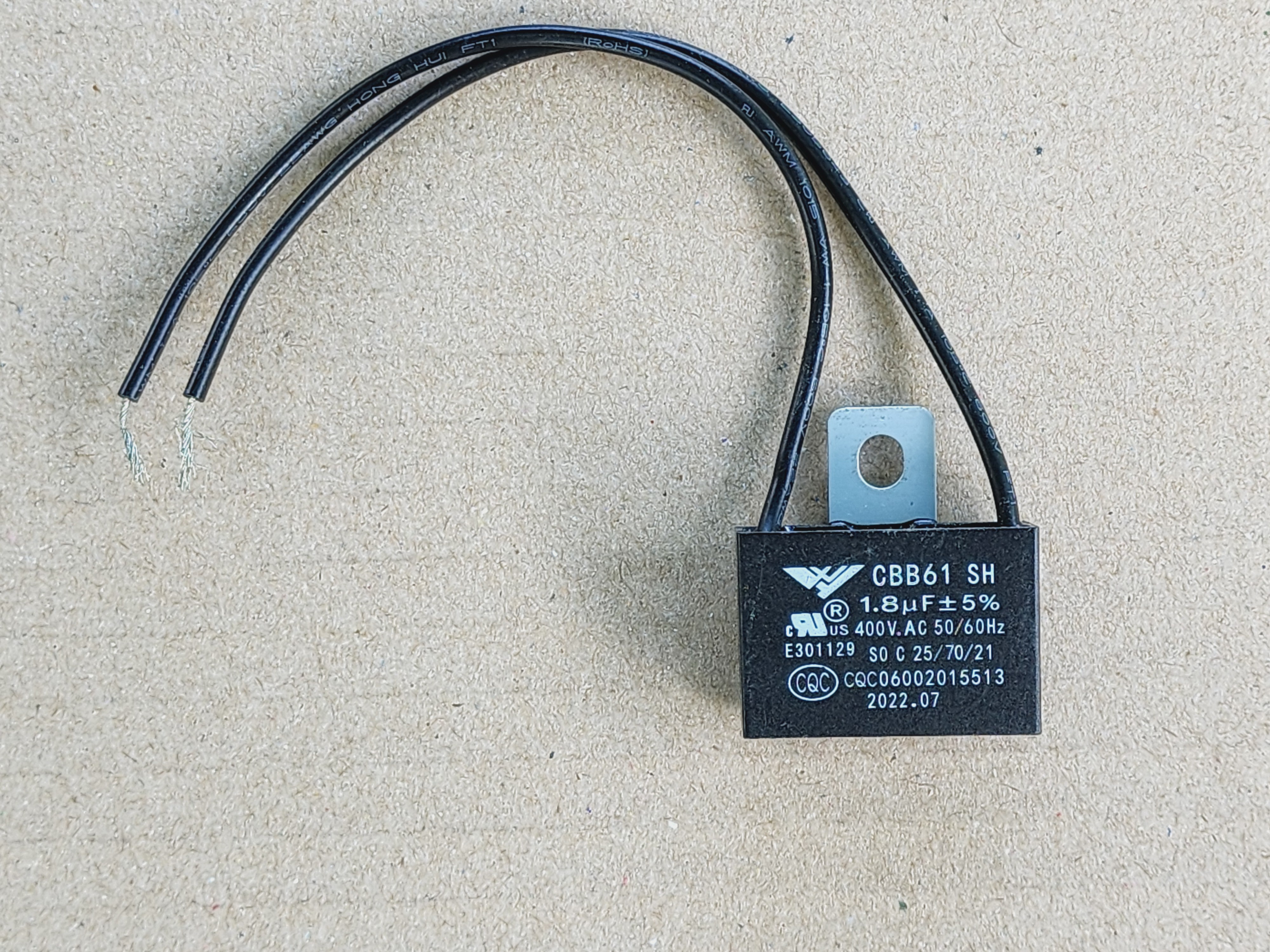 รูปคาปาซิเตอร์ชนิดฟิล์มแบบต่างๆ เป็นคาปาซิเตอร์ชนิดไม่มีขั้ว และ สัญลักษณ์ C ไม่มีขั้ว