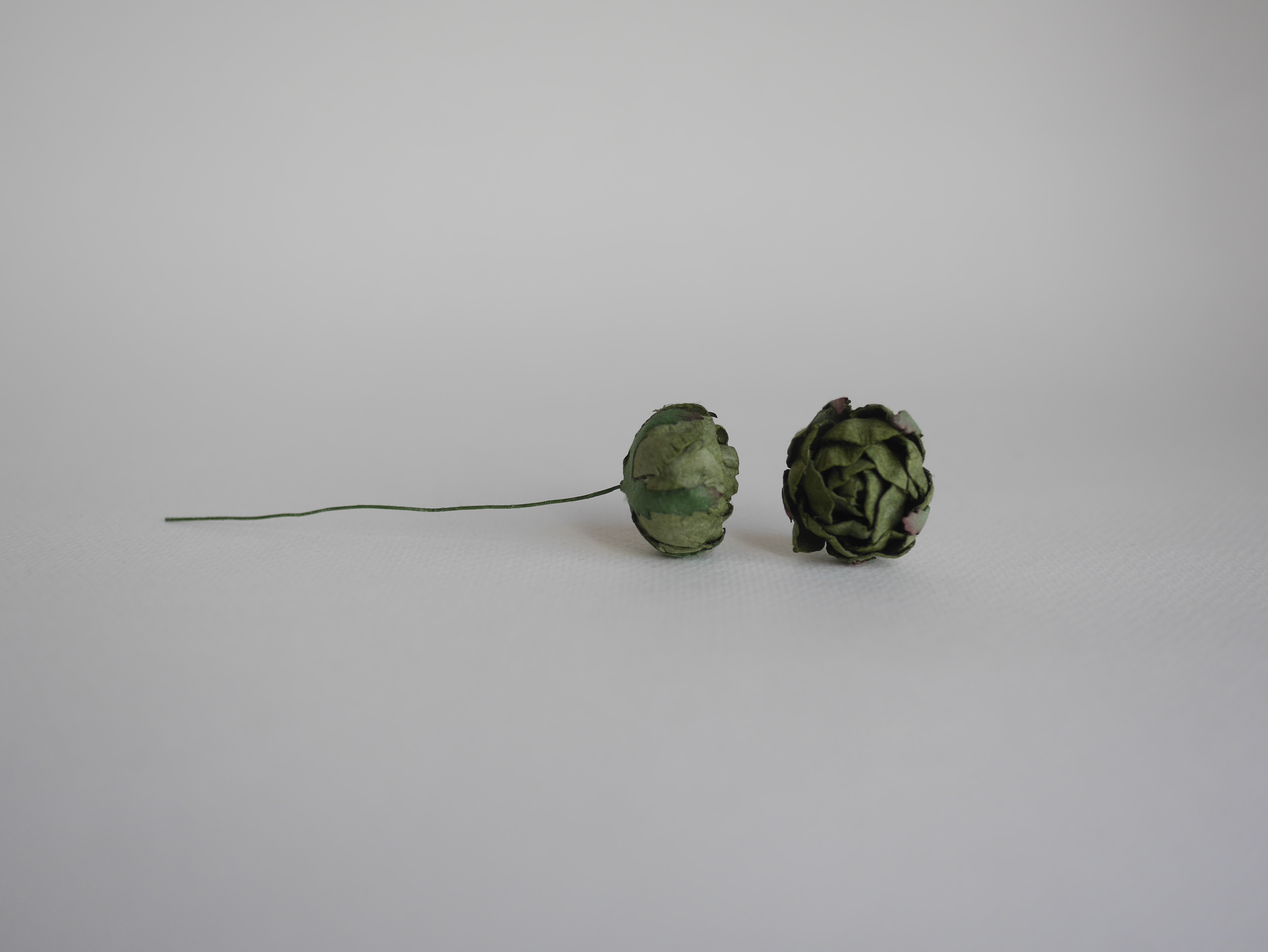 ดอกไม้กระดาษสา สำหรับตกแต่งของชำร่วย งานแต่งงาน ดอกกุหลาบกลม peony ขนาด 3.5 cm. จำนวน 25 ดอก, สีเขียวทหารเข้ม #164