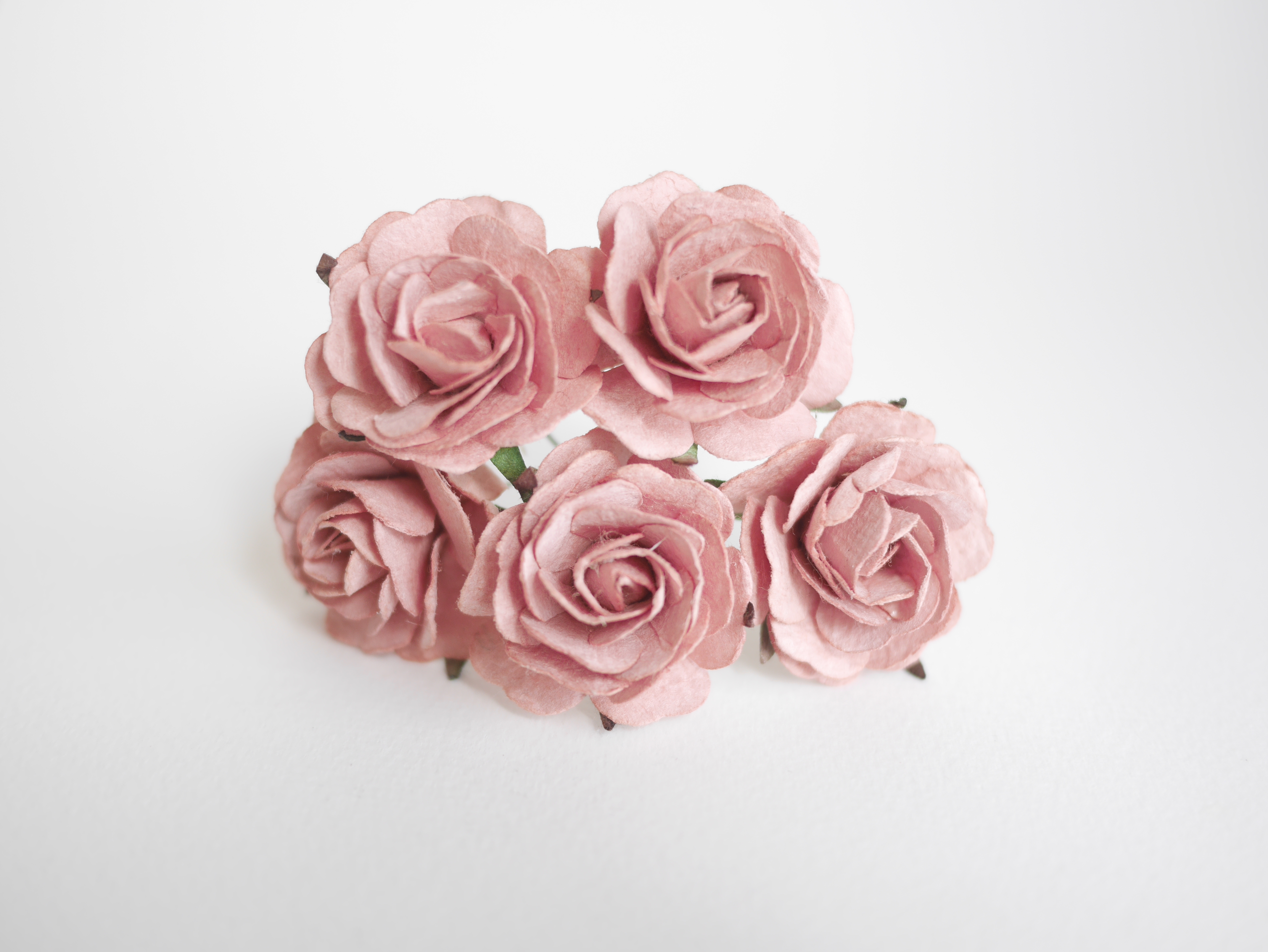 ดอกไม้กระดาษสา ราคาส่ง, ดอกกุหลาบกระดาษสา ดอกไม้ประดิษฐ์ สำหรับตกแต่ง หรืองานแต่งงาน สีชมพูตุ่นขนาด 3.5 cm. จำนวน 25 ดอก Paper flowers, handmade flowers, small roses paper size 3.5 cm. 25 pieces, pink maroon color.