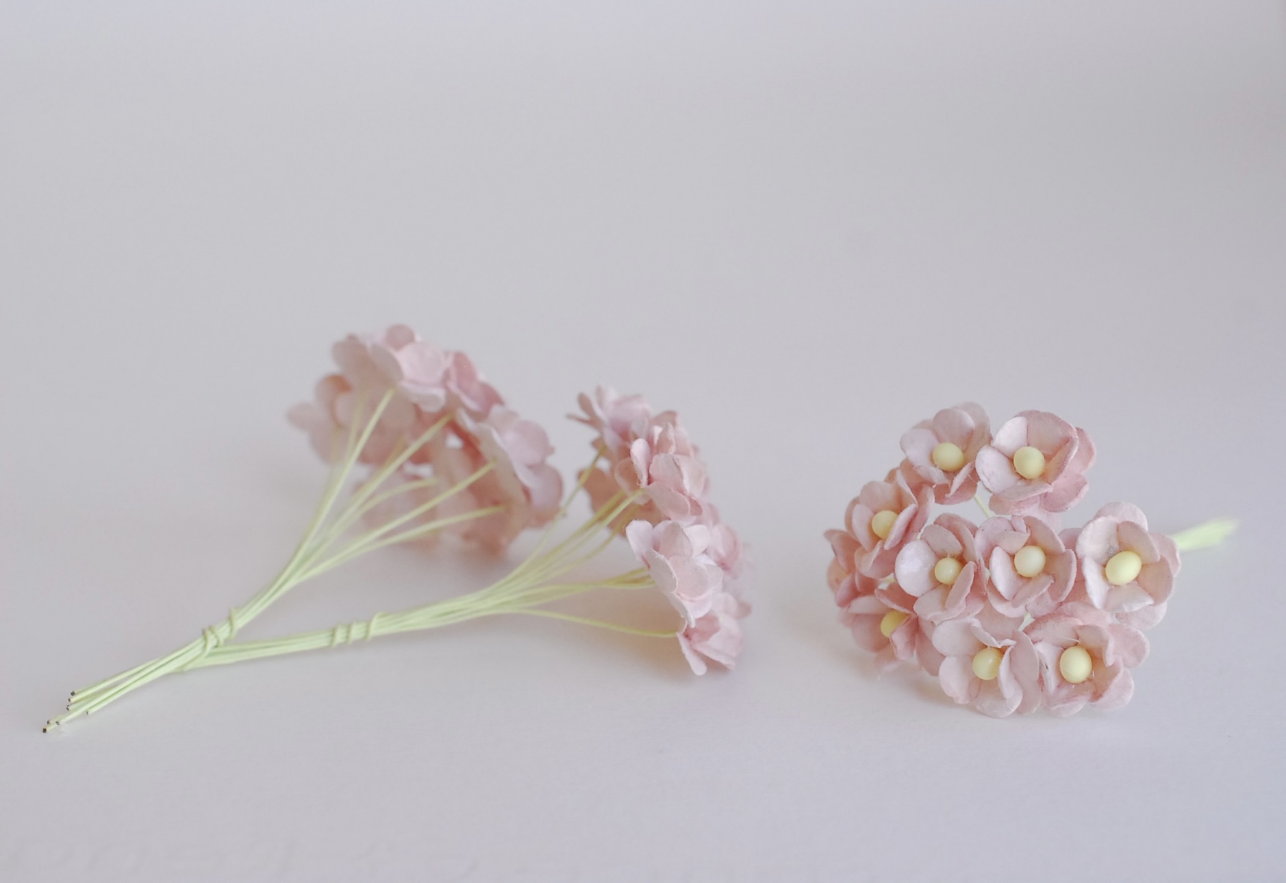 ดอกไม้กระดาษสา ราคาส่ง, ดอกไฮเดรนเยียกระดาษสา ดอกไม้ประดิษฐ์ ตกแต่งงาน ประดิษฐ์ข้อมือ เพื่อนเจ้าสาว ขนาด 1.5 cm., สำหรับของชำร่วย, งานแต่งงาน, ดอกไม้ทำข้อมือเจ้าสาว สีม่วงชมพูอ่อน จำนวน 100 ดอก Paper flower,100 Pieces mulberry hydenyia, plum-pink color.