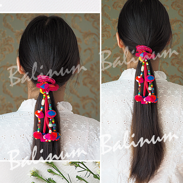 (1 ชิ้น) ยางรัดผมชาวเขามาลัยอุบะระย้าปอมปอม DIY แฮนด์เมด ประดับด้วยผ้า ไหมพรมปอมปอม ลูกปัดไม้ และกระพรวนหลากสี สไตล์โบฮีเมียนชาวเขาชาวดอย ผู้ใหญ่หรือเด็กก็ใช้ได้ สามารถใช้มัดผม รวบผม หรือเกล้าผมก็ได้ ดูเก๋ น่ารัก และมีสไตล์มากค่ะ หลายสี (Multi-color)