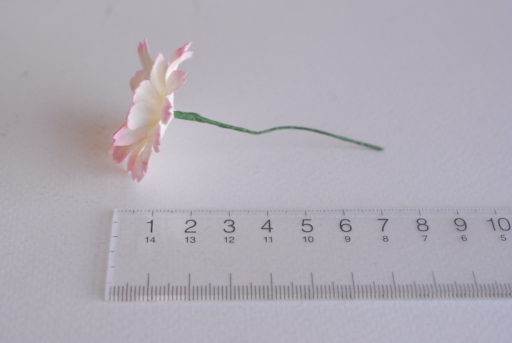 ดอกไม้กระดาษสา ดอกไม้ประดิษฐ์จากกระดาษสา ดอกเดซี่ ดอกไม้กระดาษสาขายส่ง ดอกไม้ประดิษฐ์ ดอกไม้ทำข้อมือเพื่อนเจ้าสาว ดอก daisy ขนาด 3.5 cm. จำนวน 25 ดอก สีชมพูอ่อนปัดขาว Paper Flower, 25 Daisy Flowers, pale blue color, size 4.5 cm., soft pink brush white col