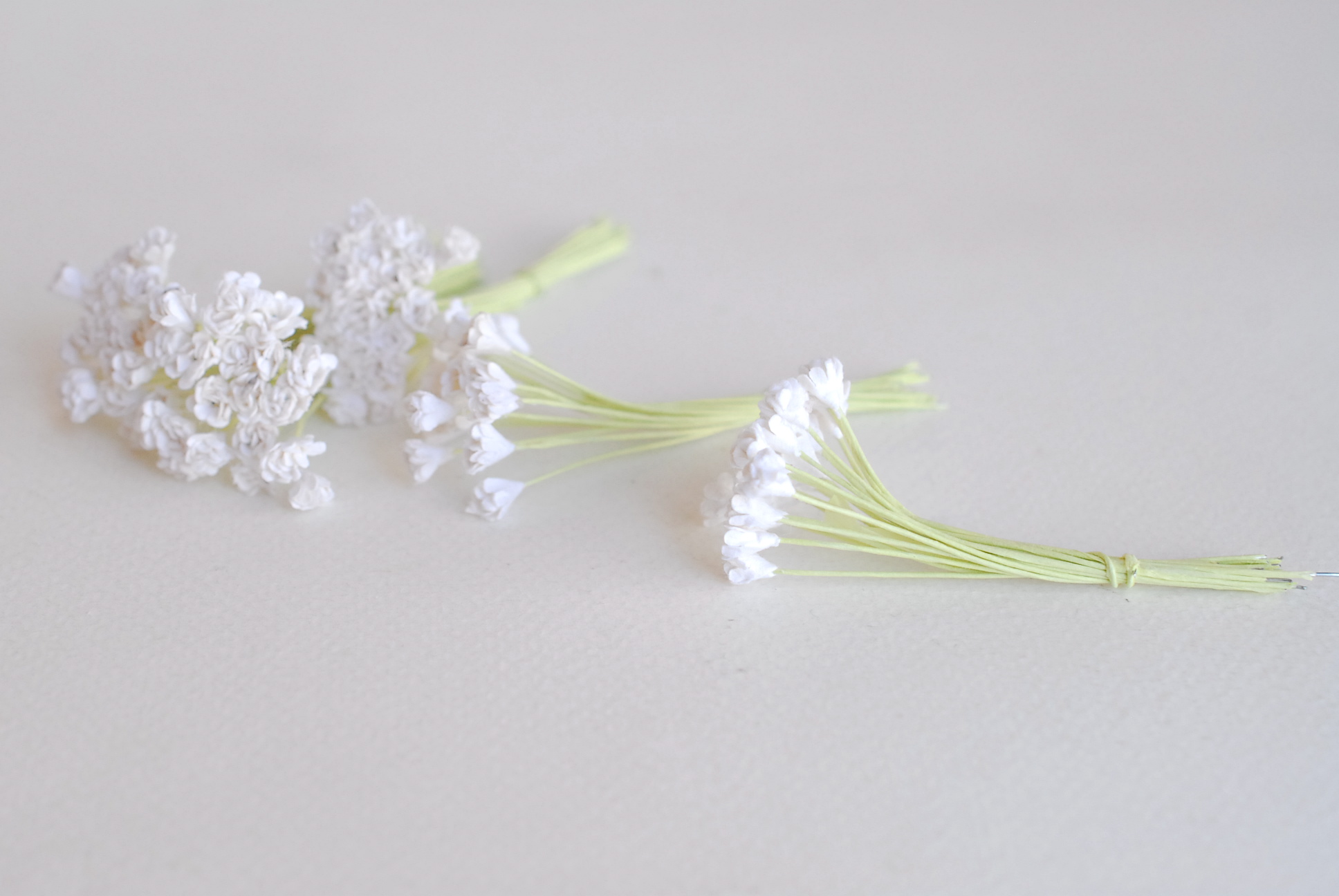 ดอกไม้ประดิษฐ์, ดอกไม้กระดาษสา, ดอก gypsophila, ดอกยิปโซ งานประดิษฐ์ตกแต่งของชำร่วย, ดอกไม้ทำพานพุ่ม, พานรับไหว้, ขนาด 0.4 cm. สีขาว