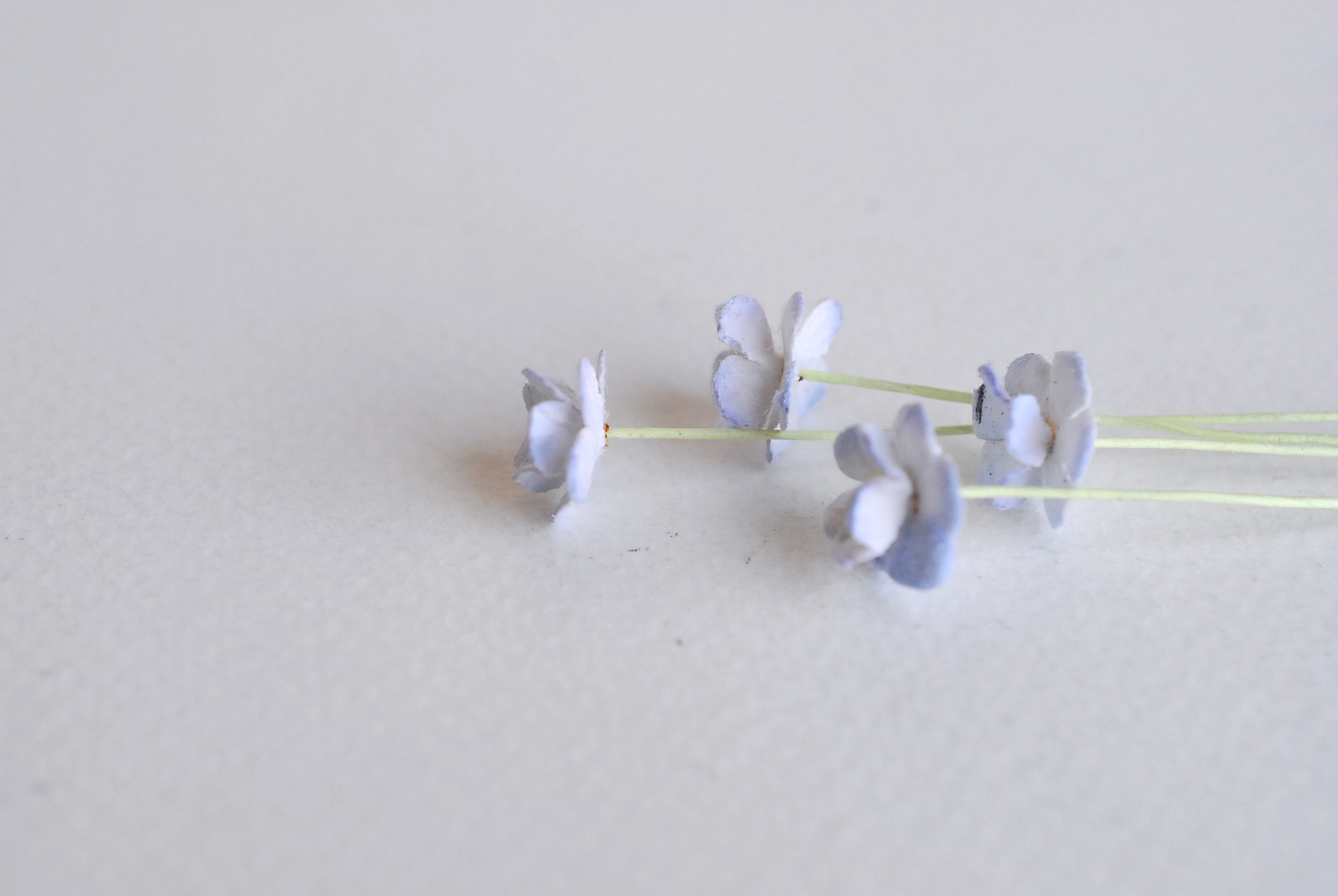 ดอกไม้กระดาษสา ดอกไม้กระดาษสาราคาส่ง ดอกไม้กระดาษสำหรับตกแต่ง งานแต่งงาน หรือติดของชำร่วย ดอก creeping lady 100 ดอก ขนาด 0.8 cm. สีฟ้าตุ่นปัดขาว Small Paper Flower with stem, , 100 pcs., size 0.8 cm., creeping flowers 2 layers, pale blue brush color.