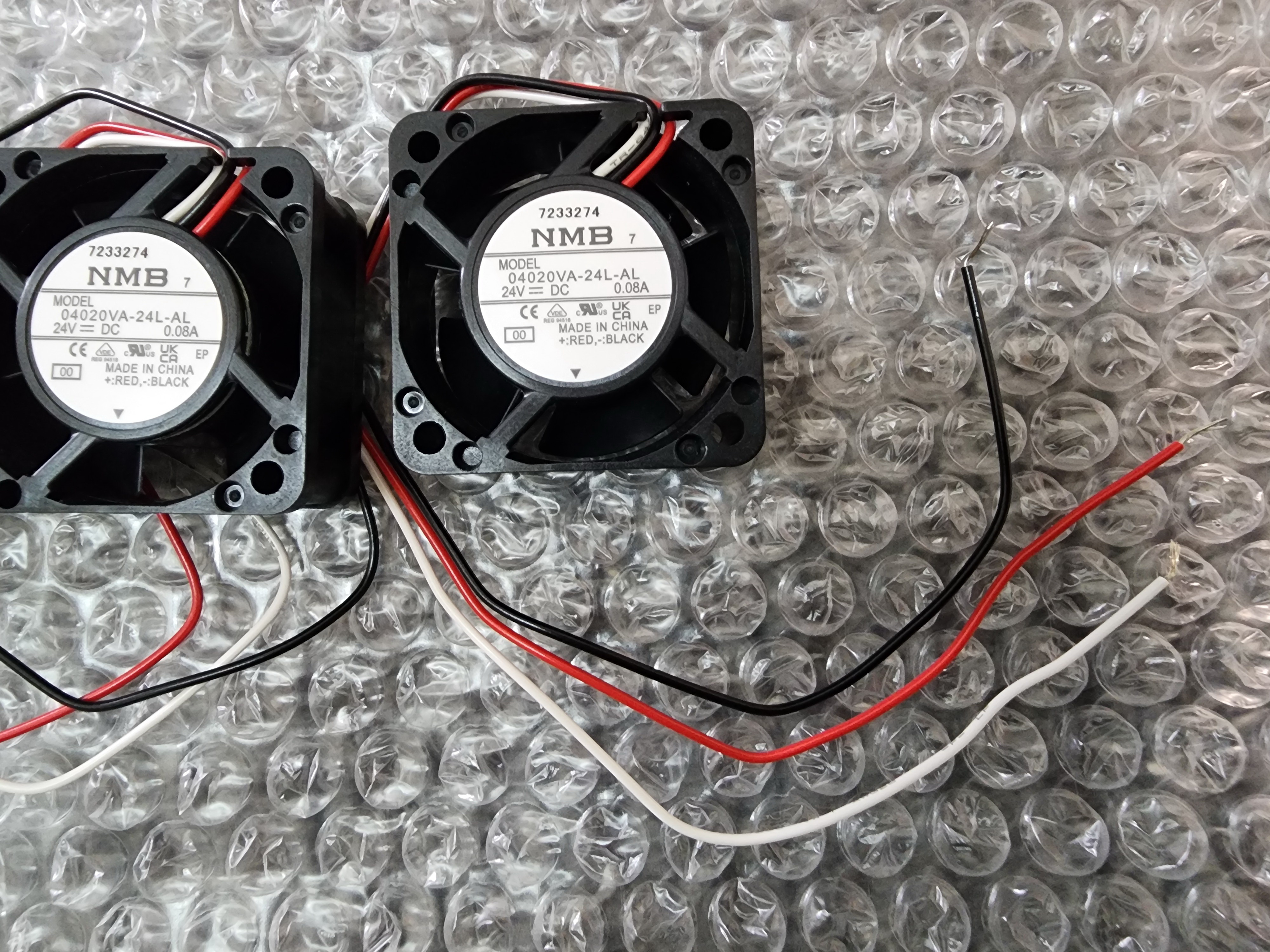 พัดลม 24V 0.08A 3 สาย ดำแดงขาว size: 40x40x20mm