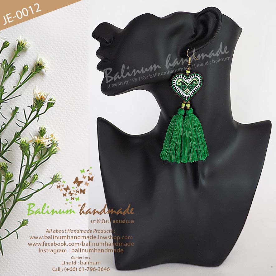 ต่างหูแฮนด์เมด สไตล์โบฮีเมียน งานปักมือ ชาวเขาม้ง ประดับพู่และลูกปัดทองเหลือง งานดี สวยงาม ทนทาน เพราะเป็นงานเย็บมือ ดูเก๋และมีสไตล์มากค่ะ เขียว (Green)