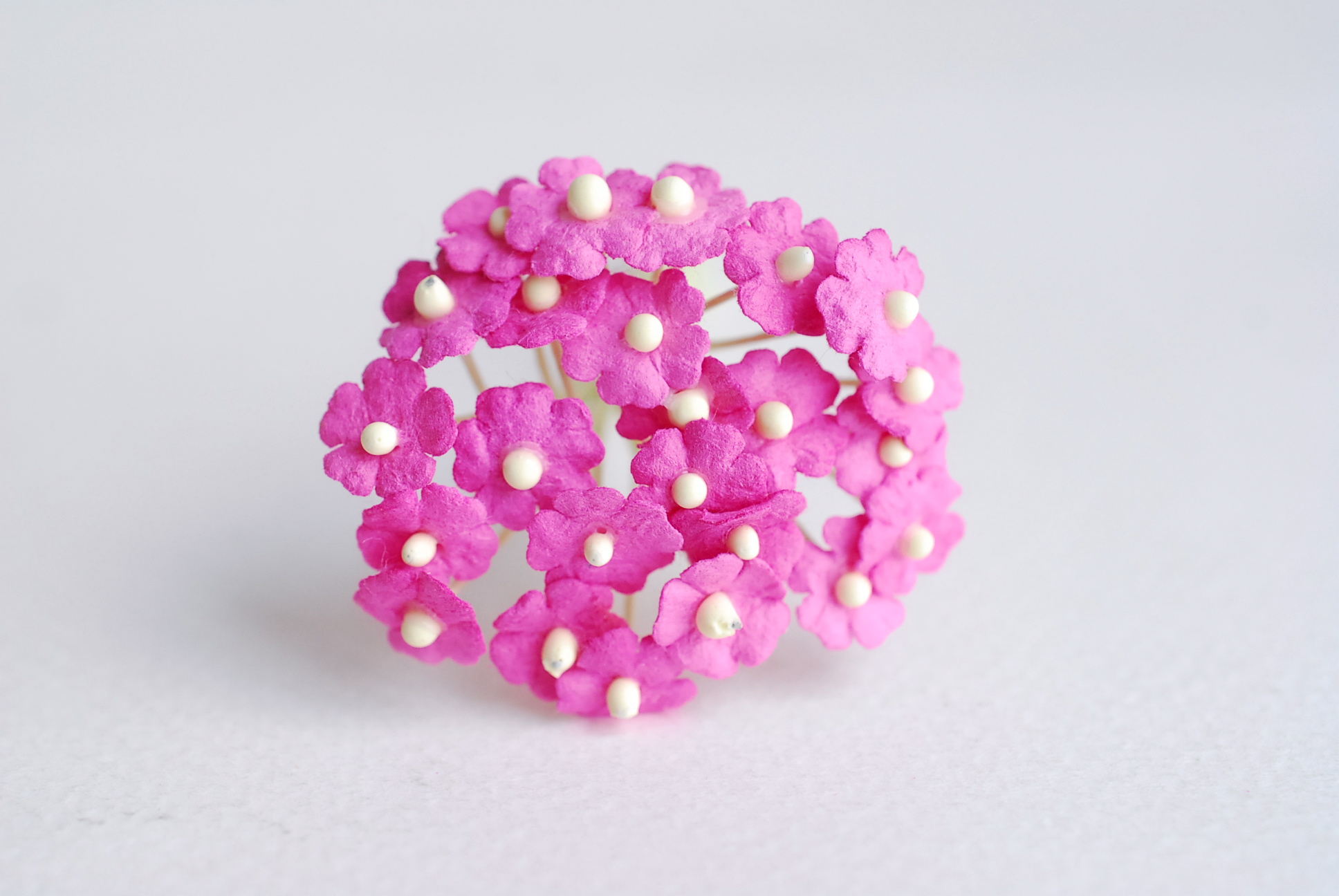 ดอกไม้กระดาษสา ดอกไม้กระดาษสาราคาส่ง ดอกไม้กระดาษสำหรับตกแต่ง งานแต่งงาน หรือติดของชำร่วย ดอกไม้จิ๋ว 100 ดอก ขนาด 0.6 cm. สีชมพูเข้ม Small Paper Flower with stem, , 100 pcs., size 0.6 cm., small creeping ladies flowers 1 layer, hot pink color.