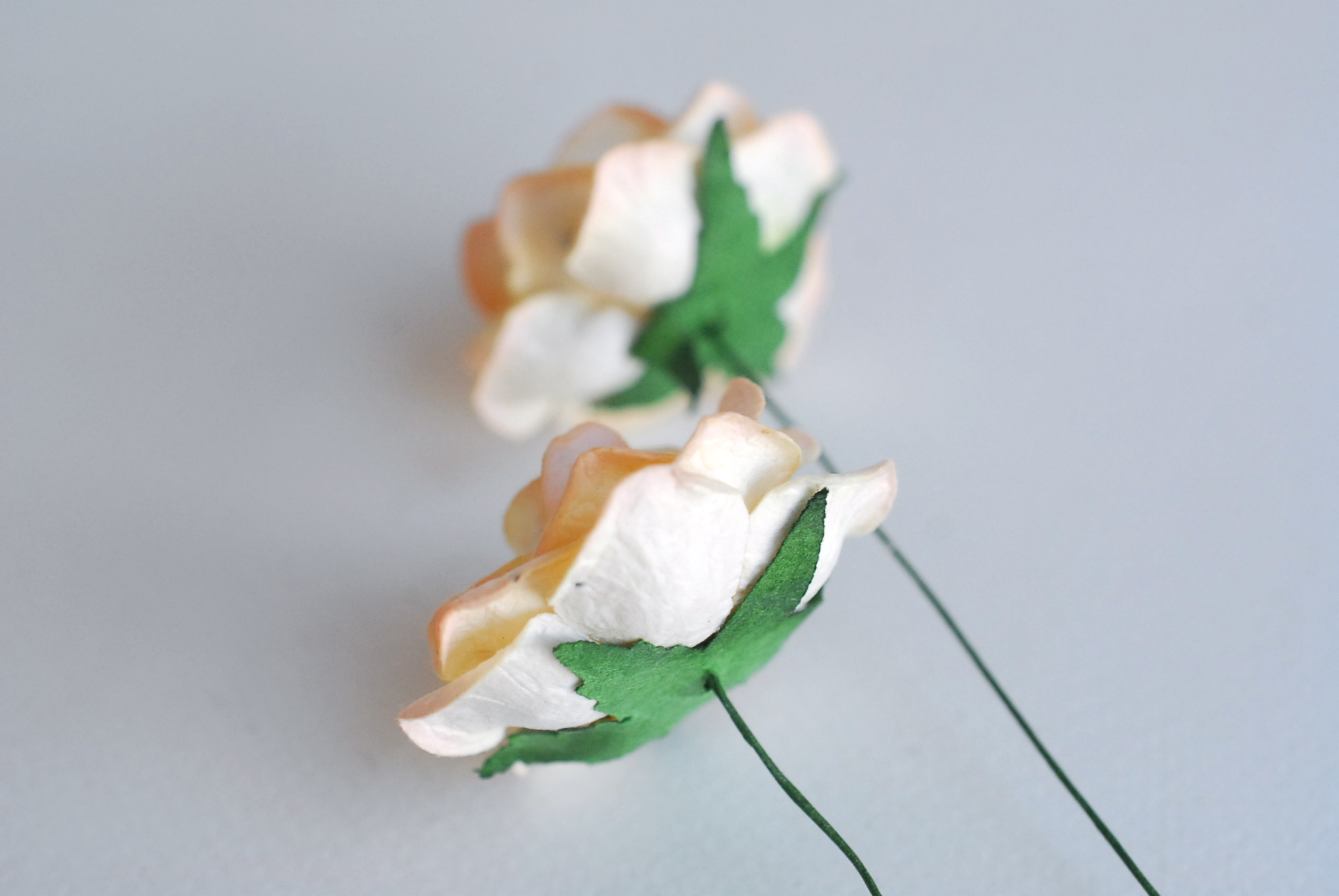 ดอกไม้กระดาษสา ดอกกุหลาบกระดาษสา ดอกไม้กุหลาบ กลีบโค้ง ดอกไม้ประดิษฐ์ สำหรับตกแต่ง หรืองานแต่งงาน สีพีชอ่อนปัดครีมขนาด 3.5 cm. จำนวน 25 ดอก Paper flowers, handmade flowers, small roses paper size 3.5 cm. 25 pieces, peach brush cream color.