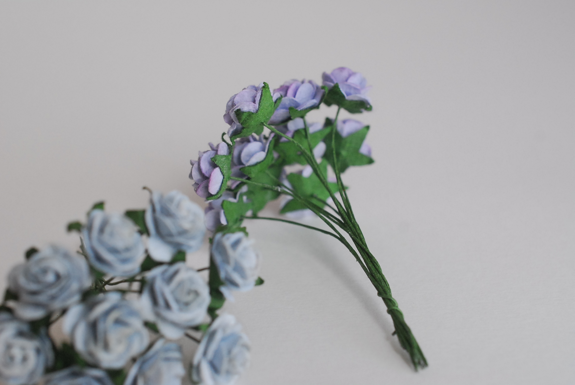 ดอกไม้กุหลาบกระดาษ, ดอกกุหลาบกระดาษสา ดอกกุหลาบจิ๋ว ดอกกุหลาบกระดาษสา สำหรับประดับ ตกแต่งของชำร่วย, งานแต่งงาน สีMIXED ม่วงอ่อน ม่วงตุ่น มิ้น มิ้น-ขาว และ ฟ้าตุ่น ขนาด 1.5 cm. จำนวน 100 ดอก