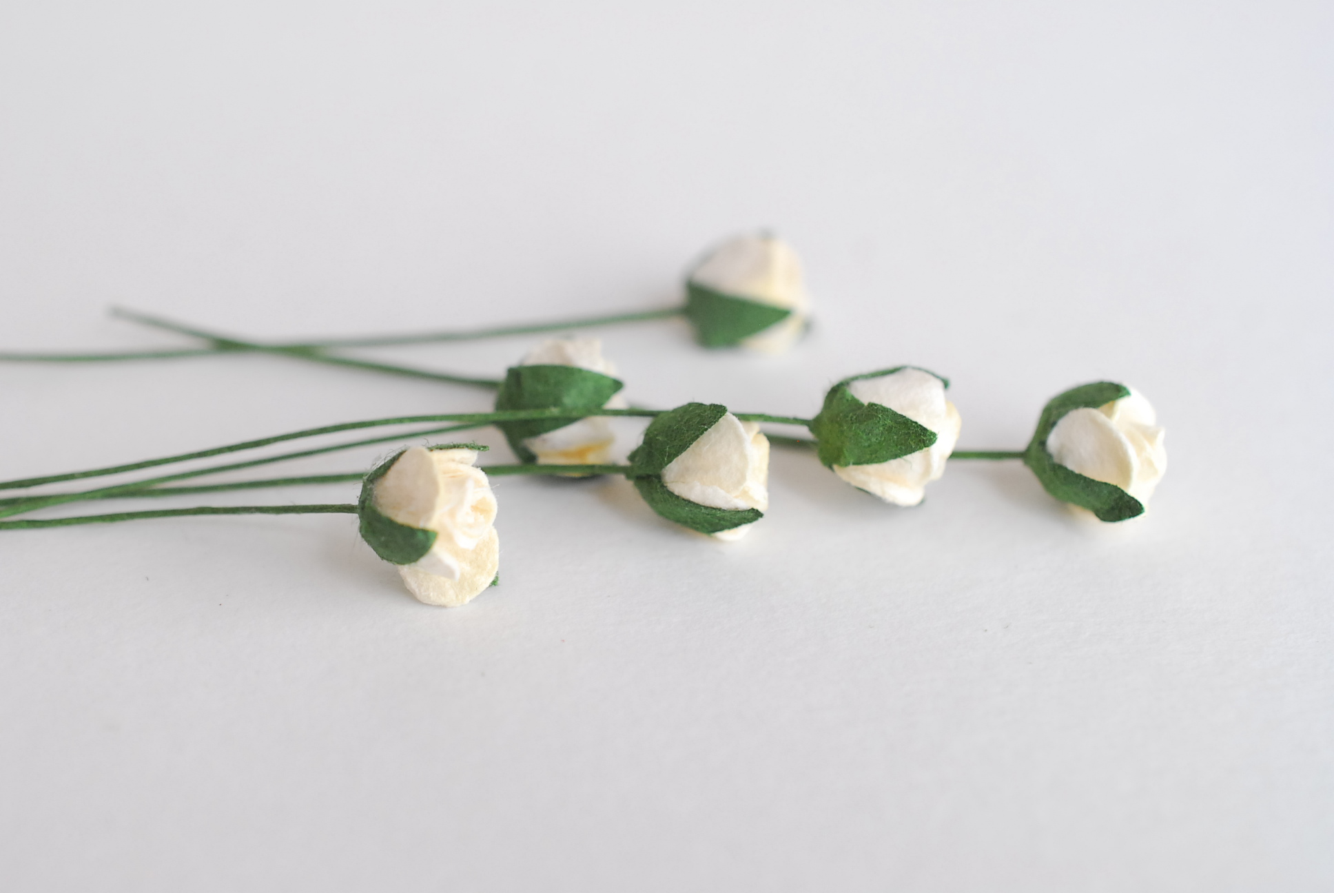 ดอกไม้กระดาษสา ดอกไม้กระดาษสา จตุจักร งานประดิษฐ์ ดอกไม้ทำข้อมือเพื่อนเจ้าสาว แต่งงาน, ดอกกุหลาบตูม 50 ดอก สีครีมอ่อน ขนาด 0.8x0.8 cm. paper flowers, budding roses flower 0.8 x 0.8 cm. 50 pieces. ivory color