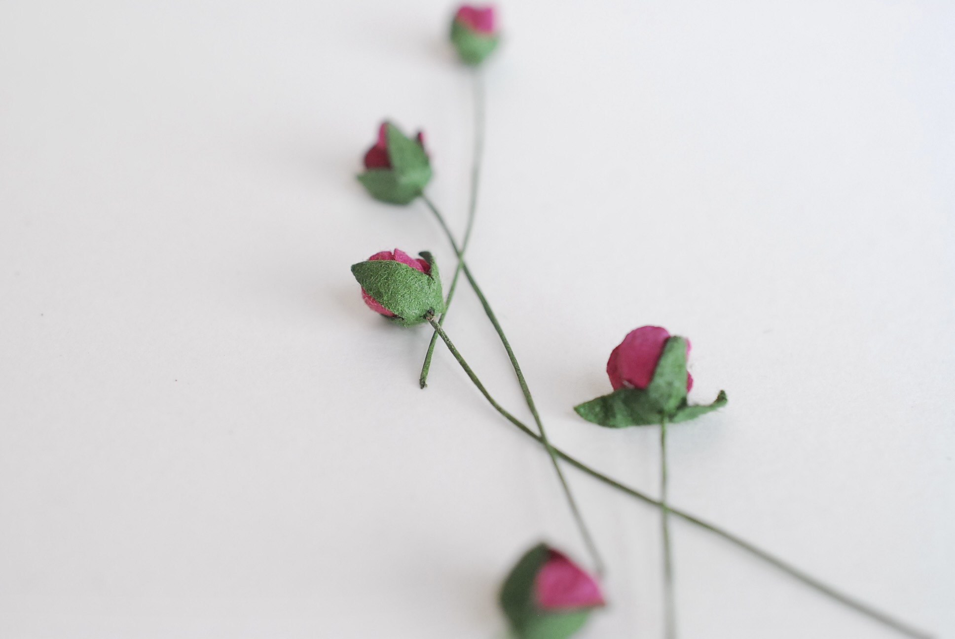 ดอกไม้กระดาษสา ดอกไม้กระดาษสา จตุจักร งานประดิษฐ์ ดอกไม้ทำข้อมือเพื่อนเจ้าสาว แต่งงาน, ดอกกุหลาบตูม 50 ดอก สีแดงเข้ม ขนาด 0.8x0.8 cm. paper flowers, budding roses flower 0.8 x 0.8 cm. 50 pieces.red wine color