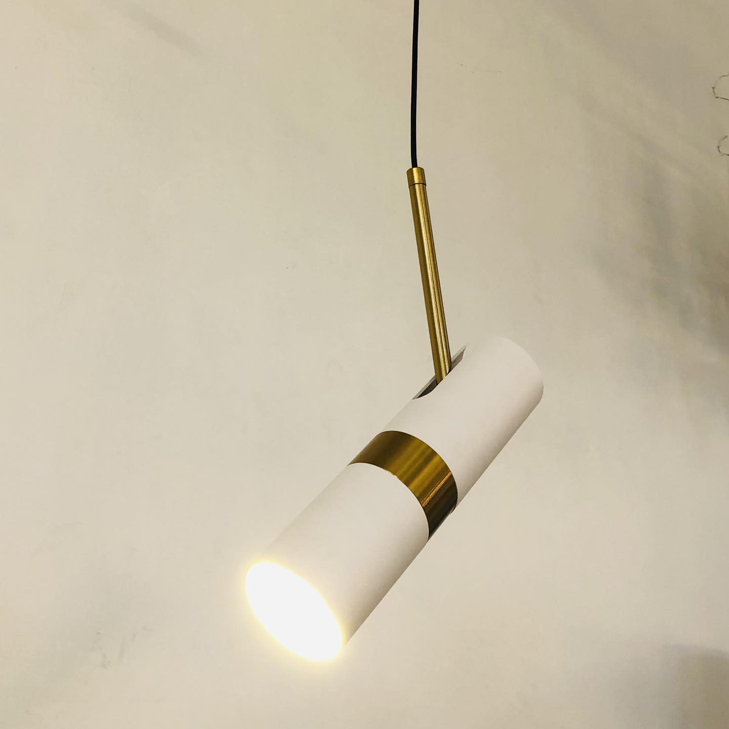 โคมไฟแขวน 11625/1WH สีขาว ทรงกระบอกปรับมุมได้