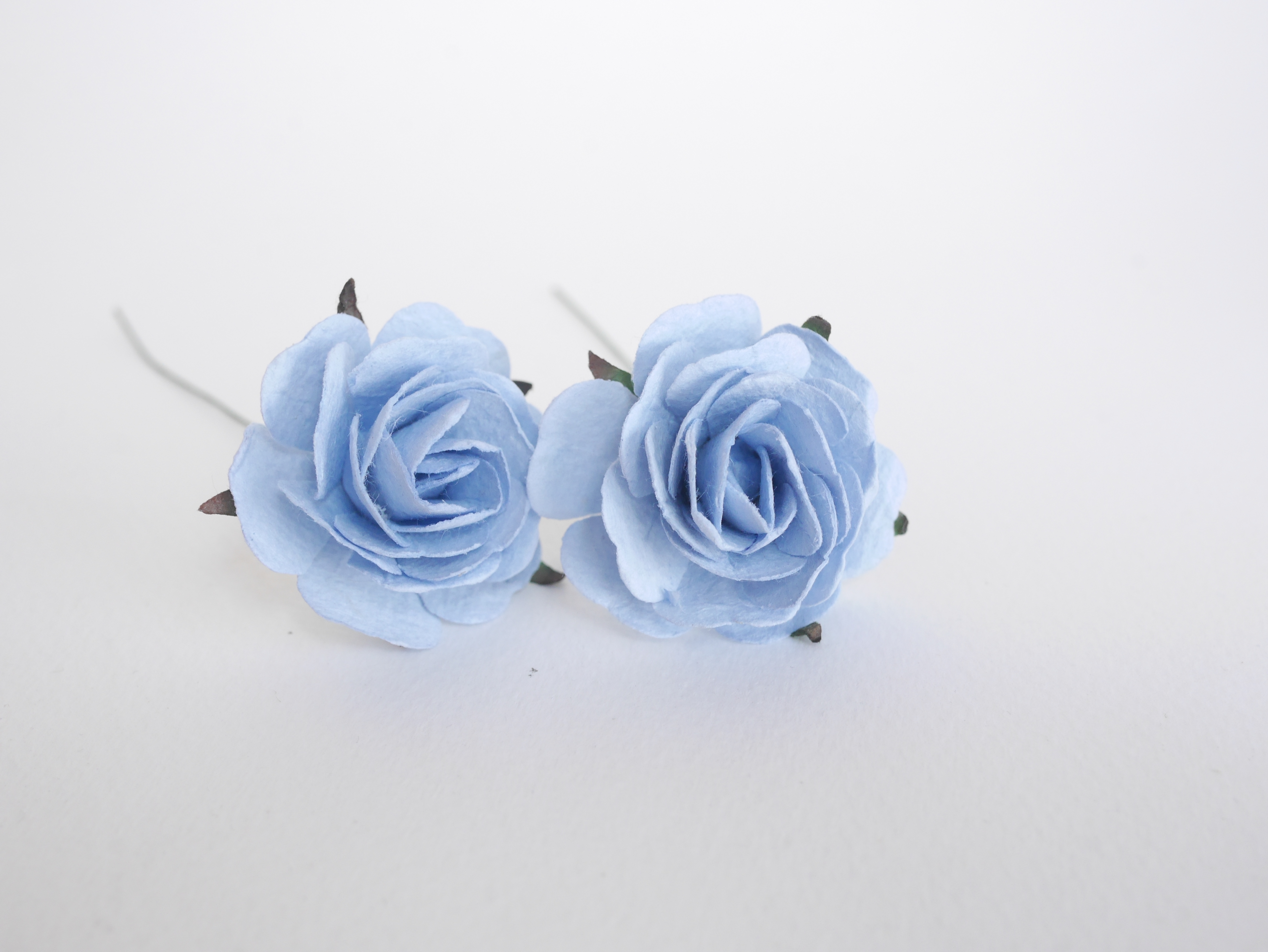 ดอกไม้กระดาษสา ราคาส่ง, ดอกกุหลาบกระดาษสา ดอกไม้ประดิษฐ์ สำหรับตกแต่ง หรืองานแต่งงาน สีฟ้าตุ่นขนาด 3.5 cm. กลีบไม่อัดลาย จำนวน 25 ดอก Paper flowers, handmade flowers, small roses paper size 3.5 cm. 25 pieces, pale blue color.
