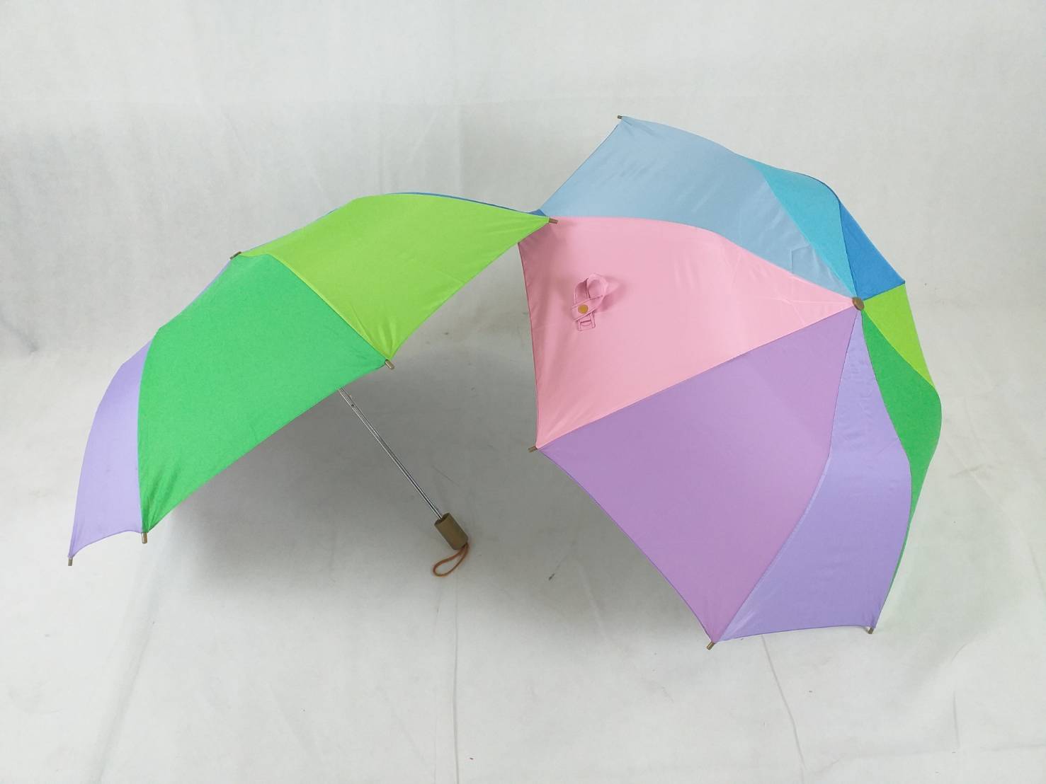 ร่มพับ2ตอน สลับ 8 สี ผ้ากันUV เนื้อผ้าหนา โครงเหล็ก แข็งแรง สีสันสดใส ชิ้น 208 2020-05-08 11:58:45 2022-06-20 16:42:38