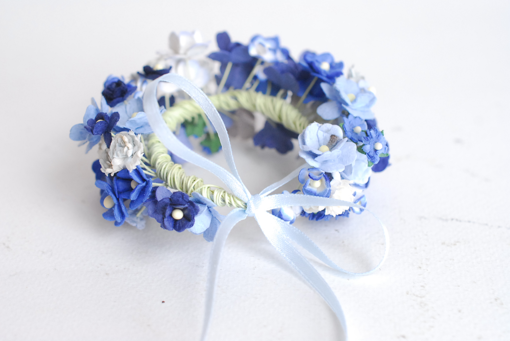 ข้อมือเพื่อนเจ้าสาว งานแต่งงาน ดอกไม้ประดิษฐ์ งานประดิษฐ์ DIY โทนสีน้ำเงิน ดอกไฮเดนเยียกระดาษสา และดอกไม้กระดาษสาขนาดเล็ก Handmade corsages 1 ชิ้น DIY corsage blue tone, hydenyia flowers 1 piece.