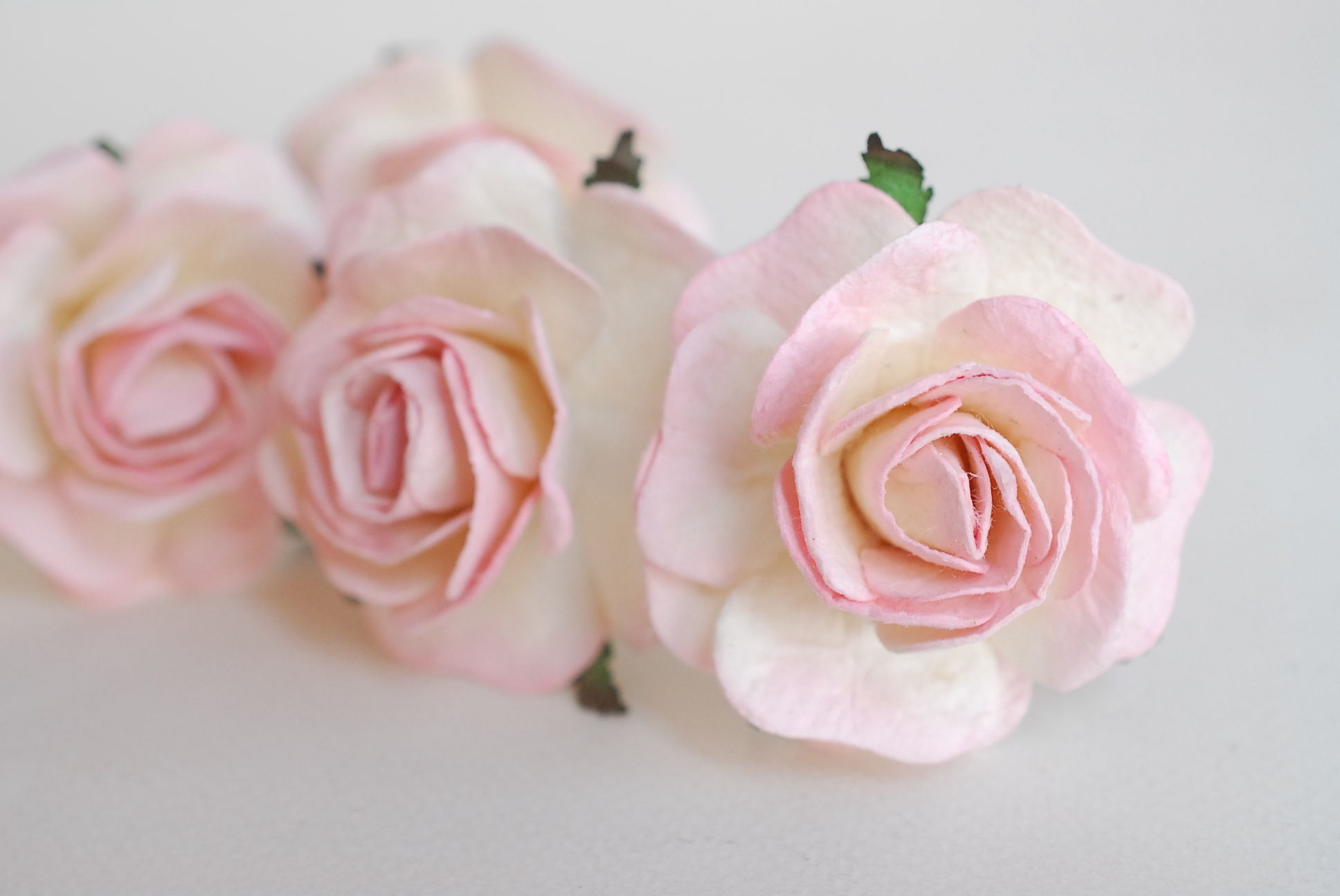 ดอกไม้กระดาษสา,paper flowers ดอกไม้ประดิษฐ์ ดอกไม้กระดาษสำหรับตกแต่ง สำหรับของชำร่วย, งานแต่งงาน, ดอกกุหลาบ PUL4-4 N ขนาด 4.5 cm. สีชมพูอ่อนปัดขาวcode color517