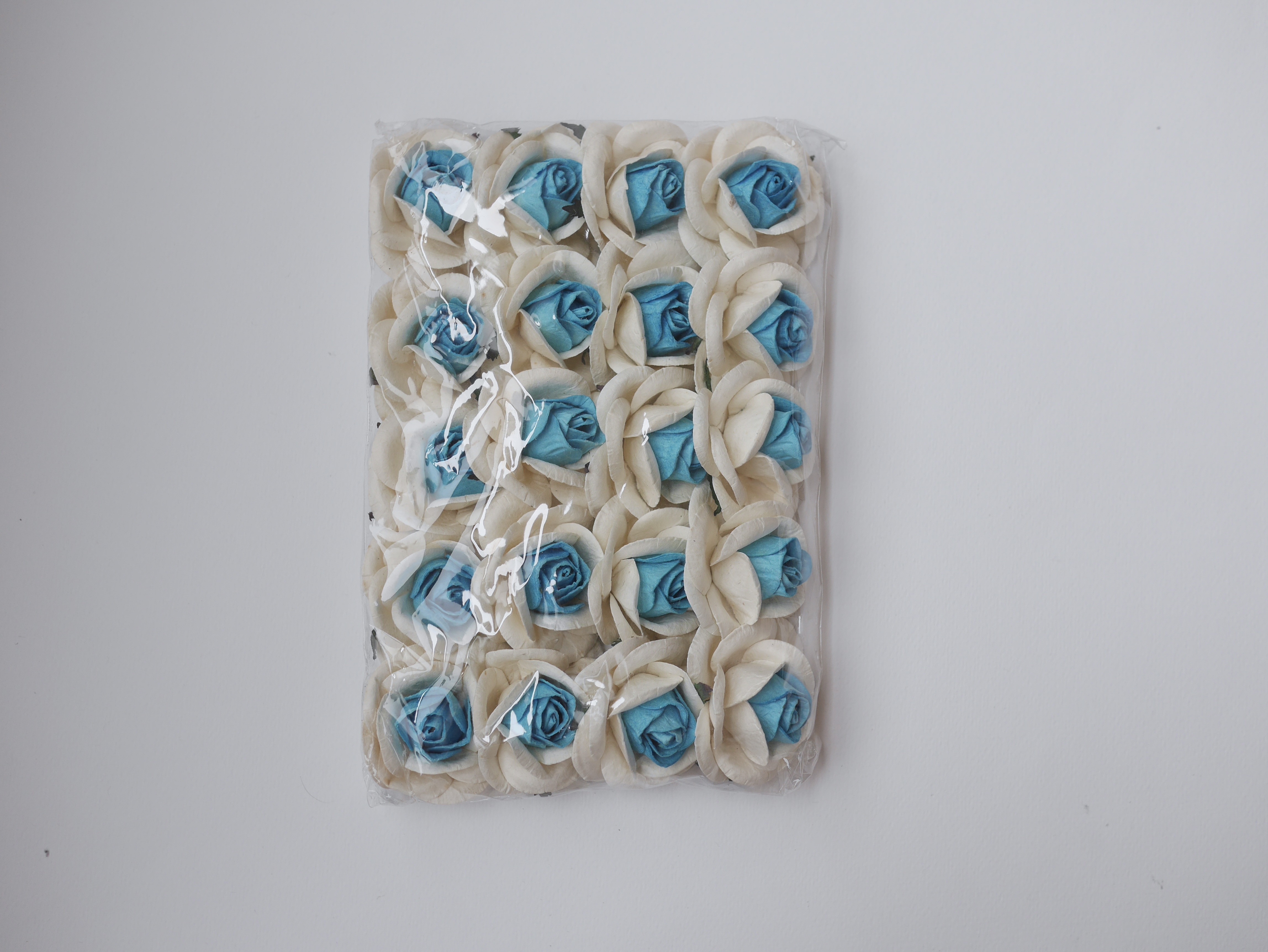 ดอกไม้กระดาษสา ดอกกุหลาบกระดาษ ดอกไม้กระดาษสา งานประดิษฐ์ ราคาส่ง ขนาด 4.5 cm., สำหรับของชำร่วย, งานแต่งงาน,สีฟ้า-ขาว Paper flower,20 Pieces mulberry rose, 4.5 cm. medium blue sky-white color.