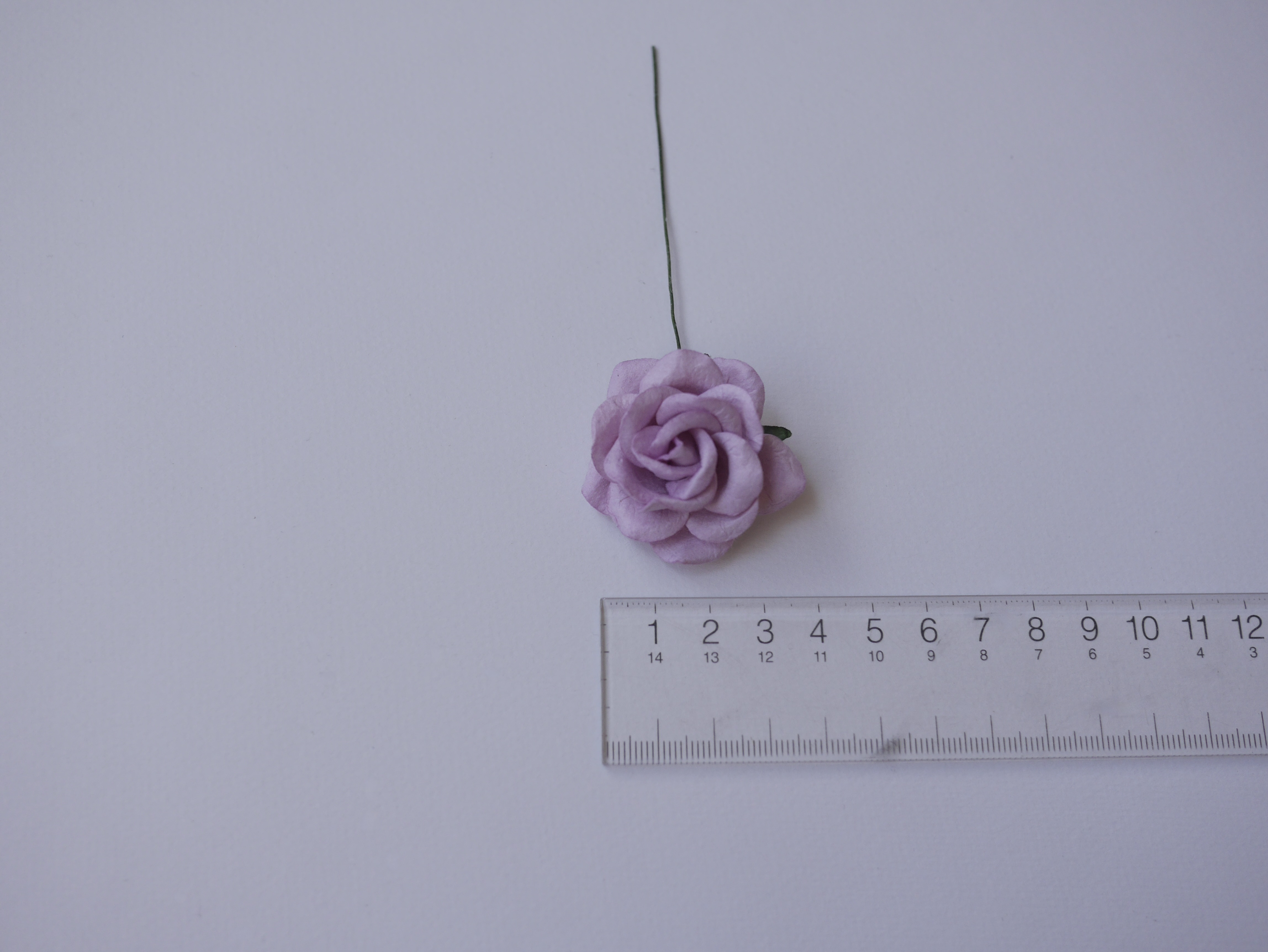 ดอกไม้กระดาษสา ดอกกุหลาบกระดาษสา ดอกไม้กุหลาบ กลีบโค้ง ดอกไม้ประดิษฐ์ สำหรับตกแต่ง หรืองานแต่งงาน สีม่วงพาสเทลขนาด 3.5 cm. จำนวน 25 ดอก Paper flowers, handmade flowers, small roses paper size 3.5 cm. 25 pieces, pastel purple color.