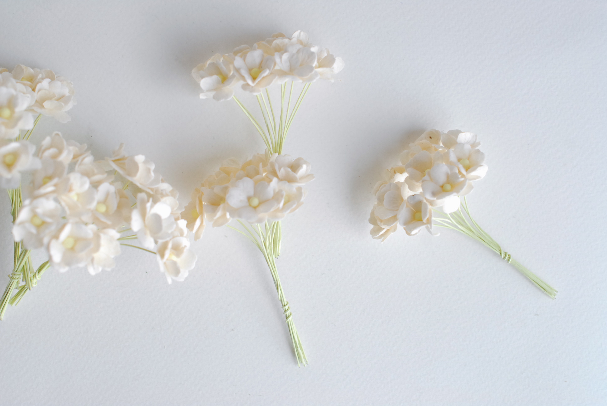 ดอกไม้กระดาษสา ราคาส่ง, ดอกไฮเดรนเยียกระดาษสา ดอกไม้ประดิษฐ์ ตกแต่งงานแต่งงาน ประดิษฐ์ข้อมือเพื่อนเจ้าสาว ขนา่ด 1.5 cm., สำหรับของชำร่วย, งานแต่งงาน, ดอกไม้ทำข้อมือเจ้าสาว สีขาวอ๊อฟไวท์ จำนวน 100 ดอก Paper flower,100 Pieces mulberry hydenyia, ofwhite colo